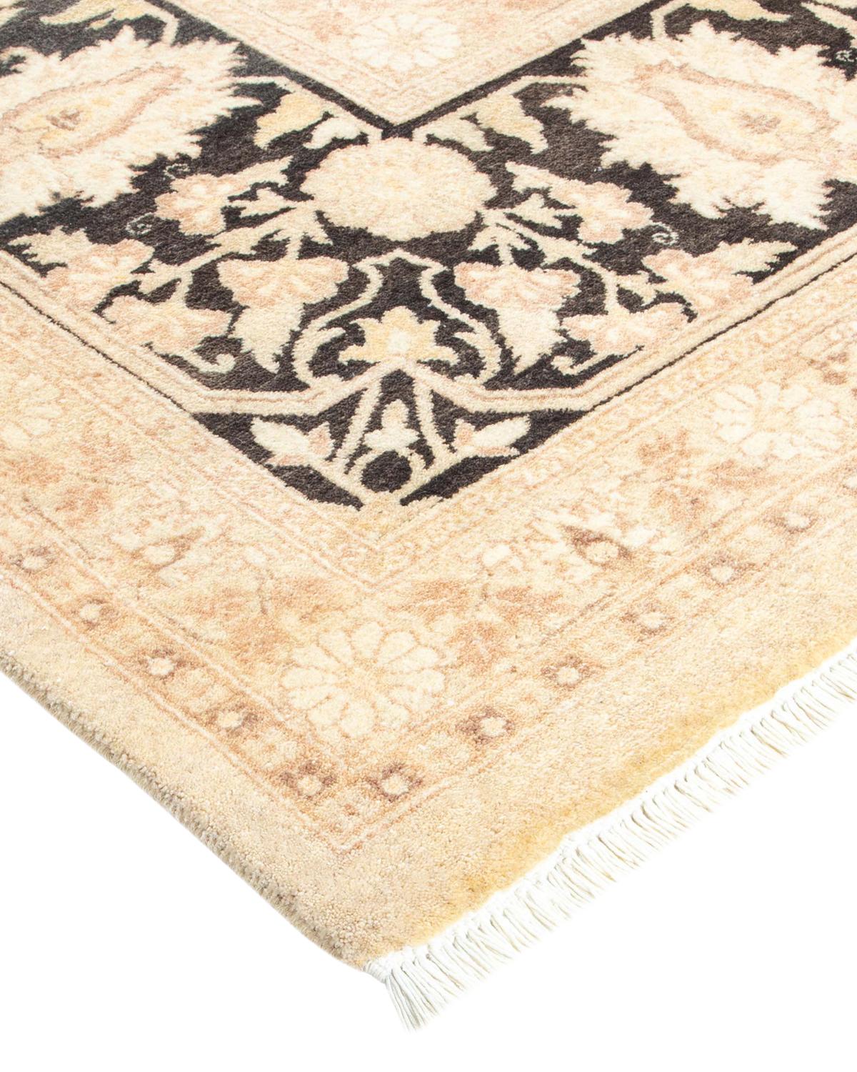 Tapis traditionnel ivoire Mogul unique en son genre fabriqué à la main en vente 1