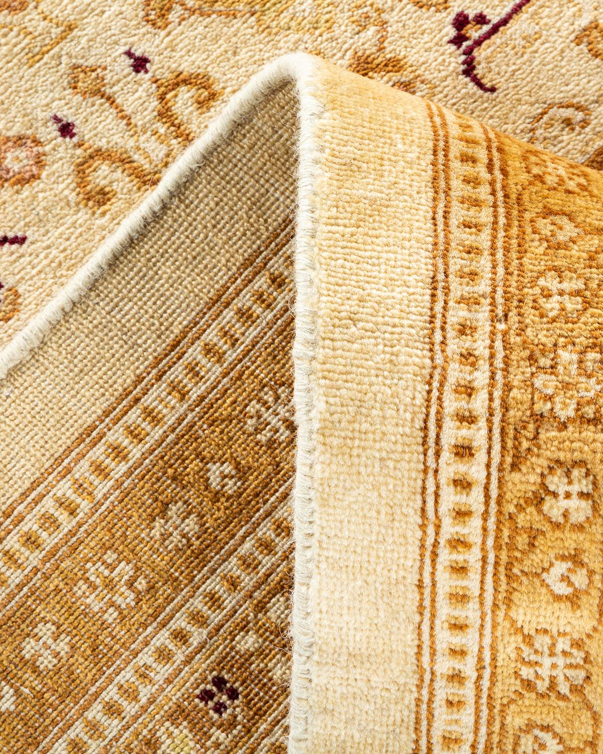 Pakistanais Tapis traditionnel Mogul ivoire unique en son genre fabriqué à la main en vente
