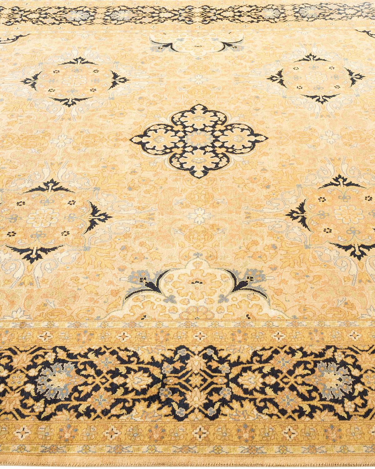 Tapis traditionnel Mogul jaune unique fait à la main, unique en son genre Abîmé - En vente à Norwalk, CT