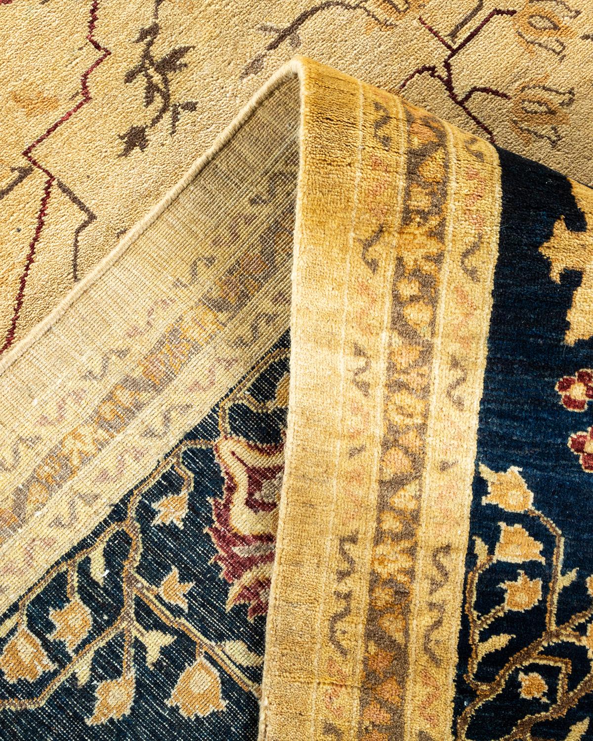 Pakistanais Tapis traditionnel Mogul jaune unique fait à la main, unique en son genre en vente