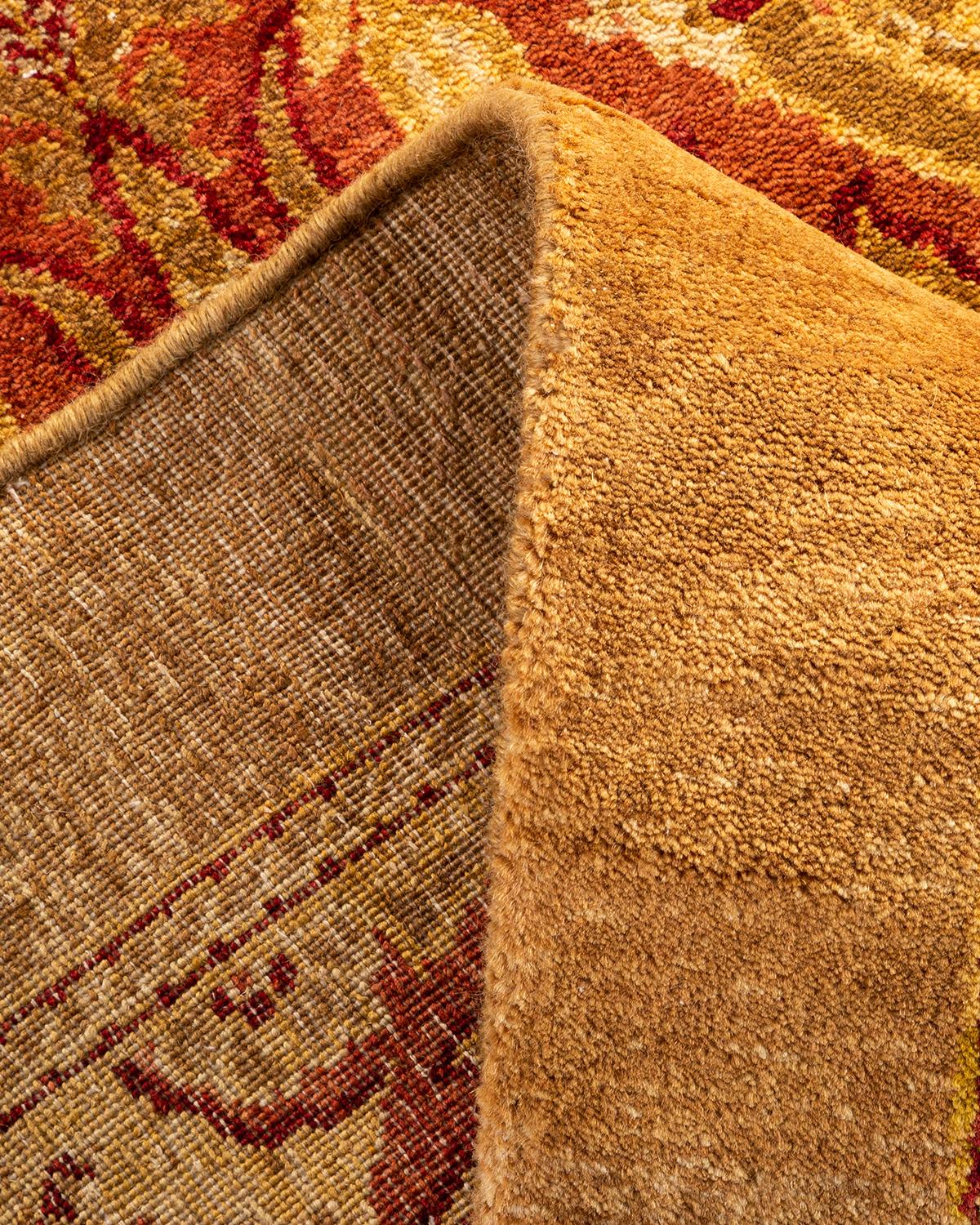Handgefertigter, traditioneller Mogul-Teppich in Gelb, Unikat (Pakistanisch) im Angebot