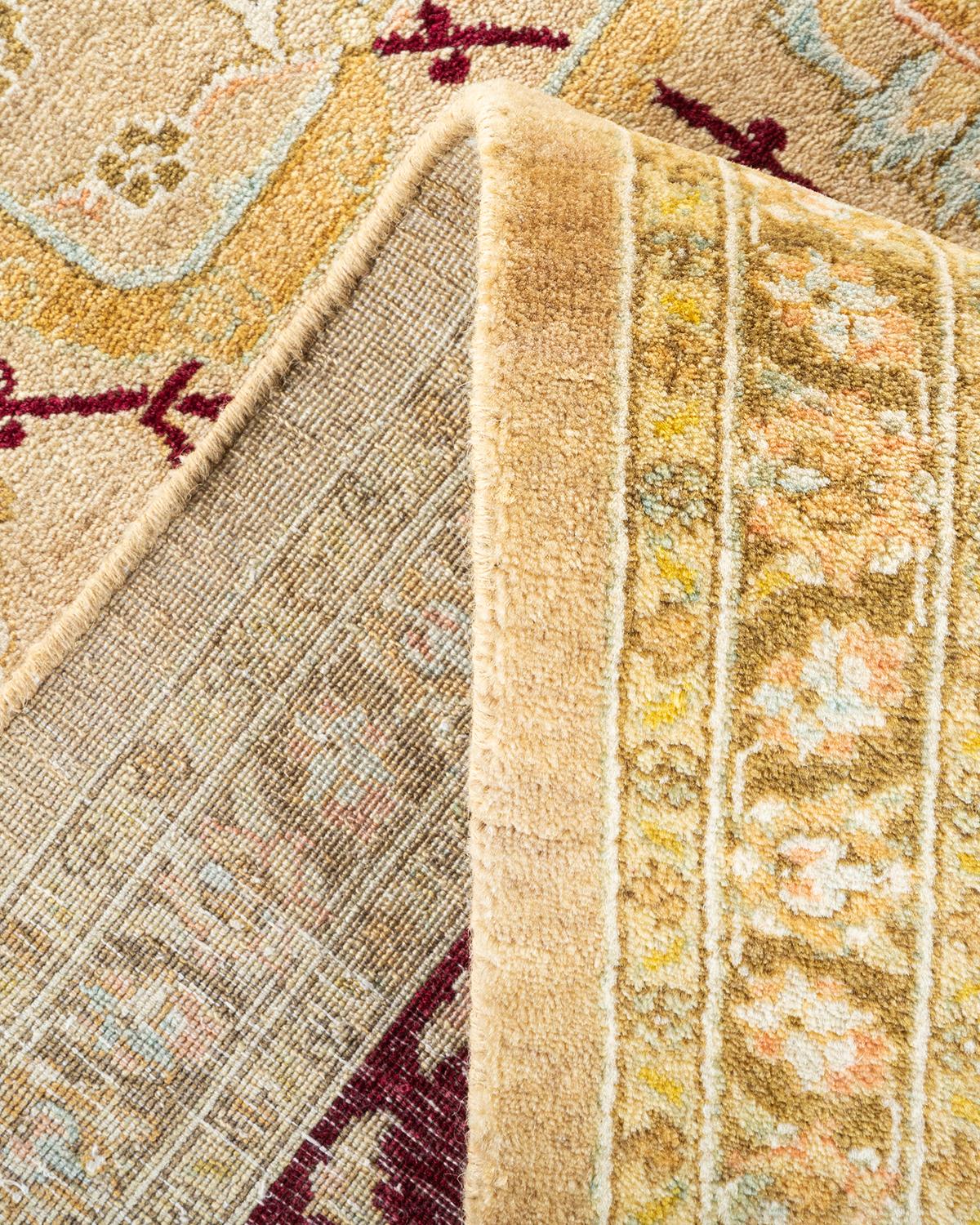 Handgefertigter, traditioneller Mogul-Teppich in Gelb, Unikat (Pakistanisch) im Angebot