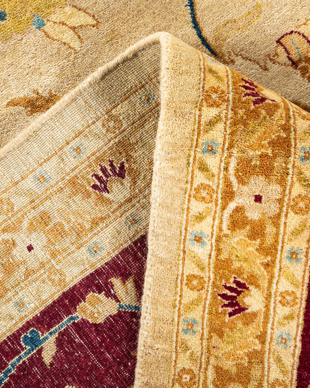 Handgefertigter, traditioneller Mogul-Teppich in Gelb, Unikat (Pakistanisch) im Angebot
