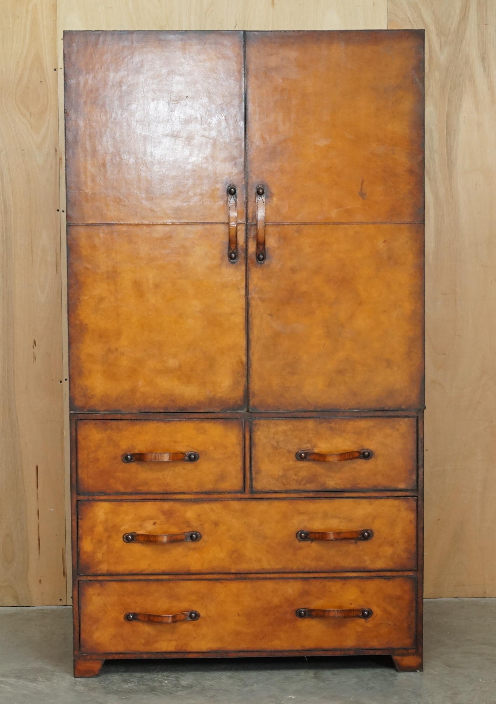 Casa Reale Antiquariato

Royal House Antiques è lieta di offrire in vendita questo armadio unico nel suo genere, in pelle marrone sigaro tinta a mano con cassetti alla base.

Tieni presente che le spese di spedizione indicate sono solo indicative e