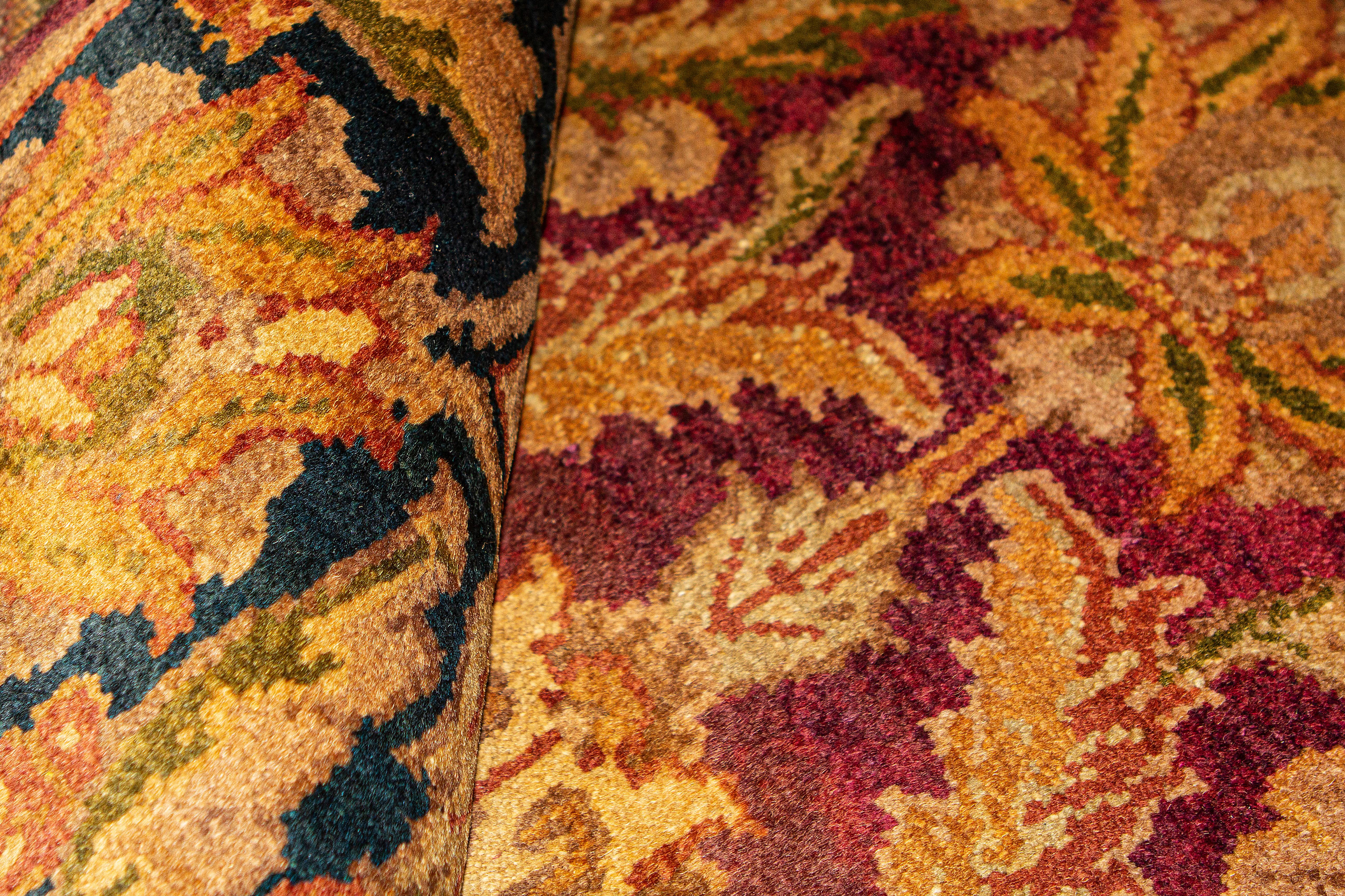 Cette collection s'inspire des noueurs de tapis indiens du XVIe siècle, qui créaient les plus beaux tapis pour les cours royales des empereurs moghols. Basé sur d'authentiques designs/One et tissé à la main dans le style traditionnel. Mesures :