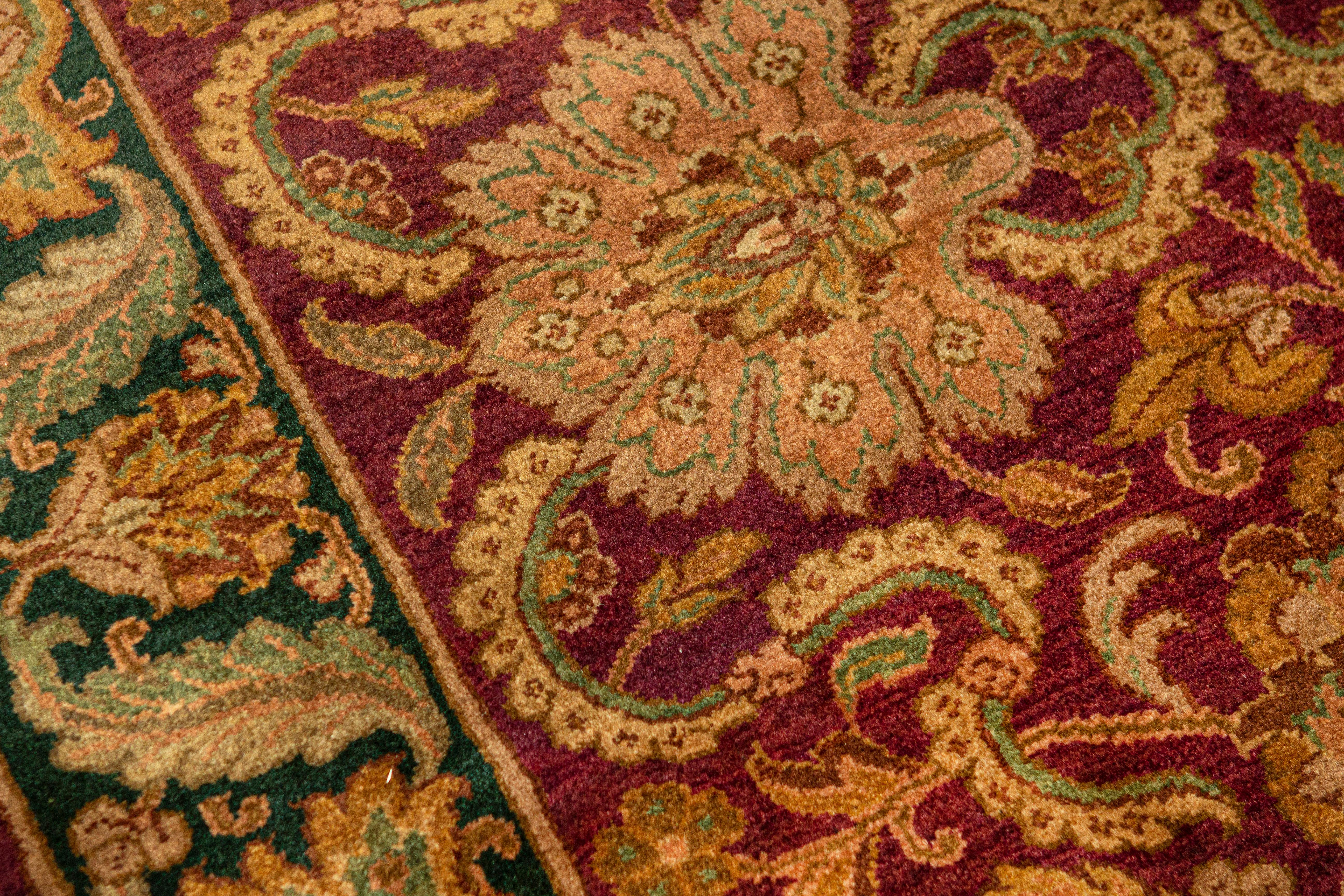Cette collection s'inspire des tisseurs de tapis indiens du XVIe siècle, qui créaient les plus beaux tapis pour les cours royales des empereurs moghols. Basé sur d'authentiques designs orientaux et tissé à la main dans le style traditionnel. Mesures