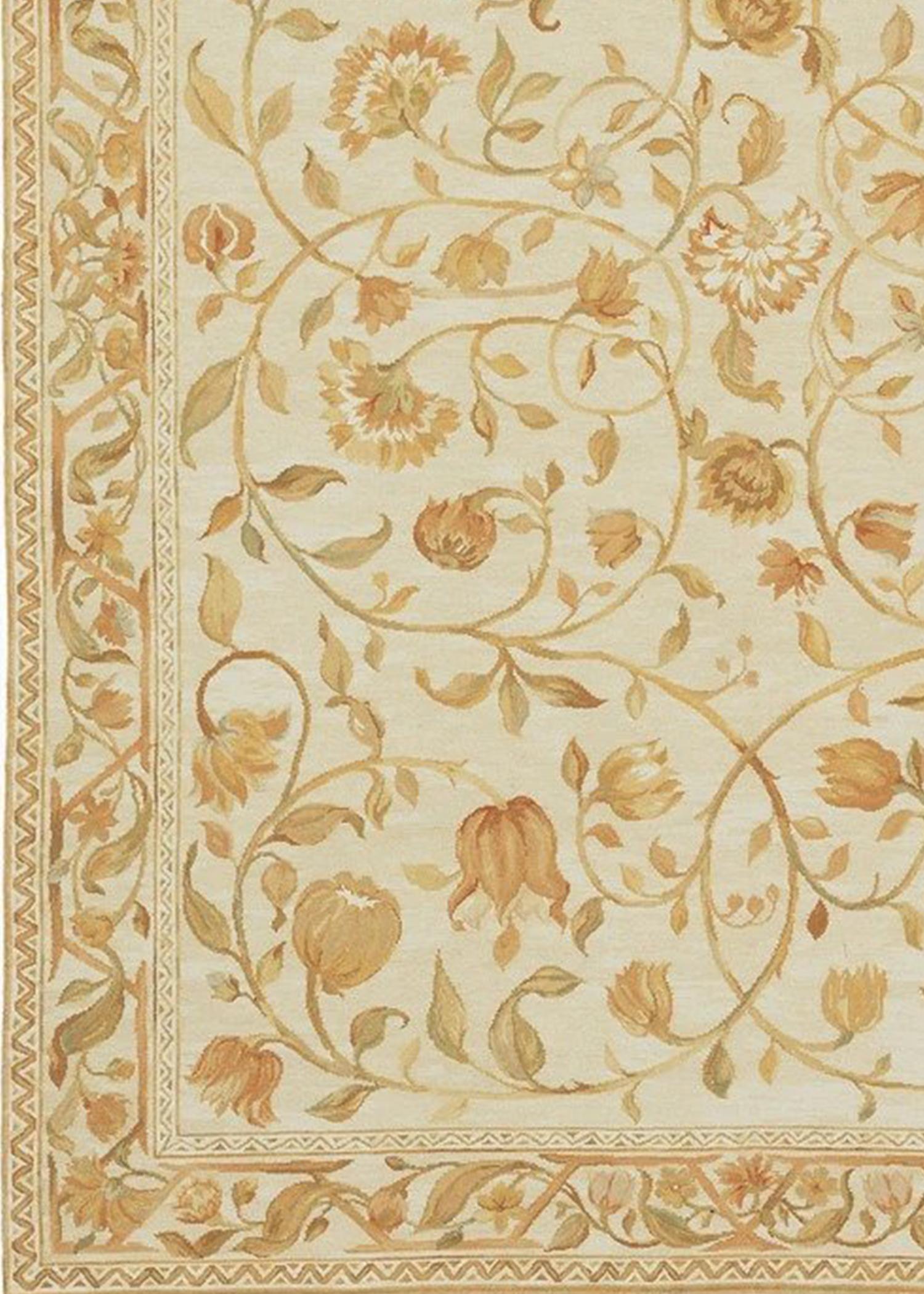 D'après une peinture originale d'Asmara inspirée d'une colline toscane couverte d'oliviers, de cyprès, de fleurs sauvages et de buissons de verge d'or. Ce tapis à poils coupés et bouclés a été fabriqué à la main en combinant un tissage bouclé
