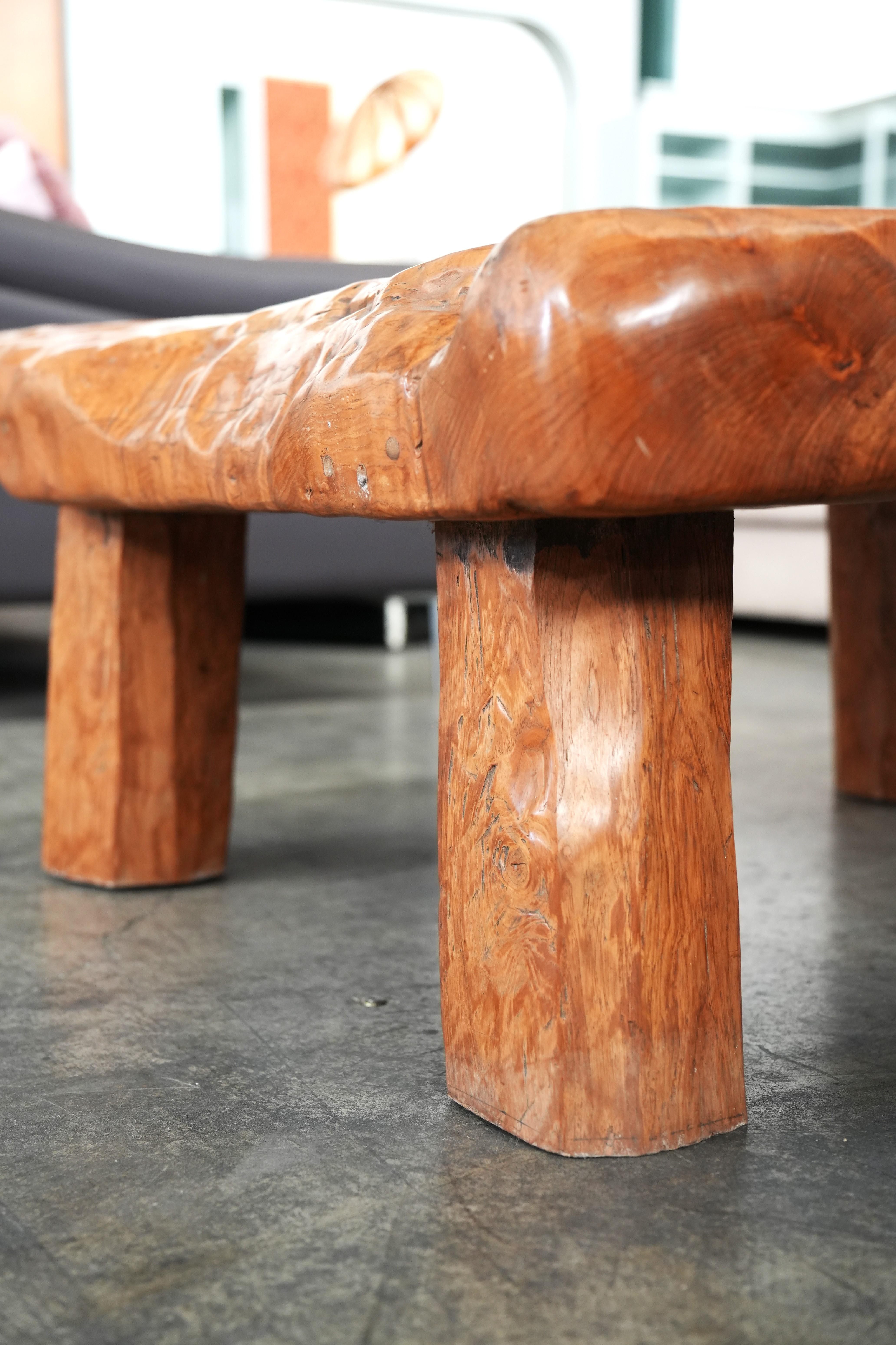 Einzigartiger handgefertigter Tisch aus massiver Eiche - organische Form und warme Patina (Italian) im Angebot