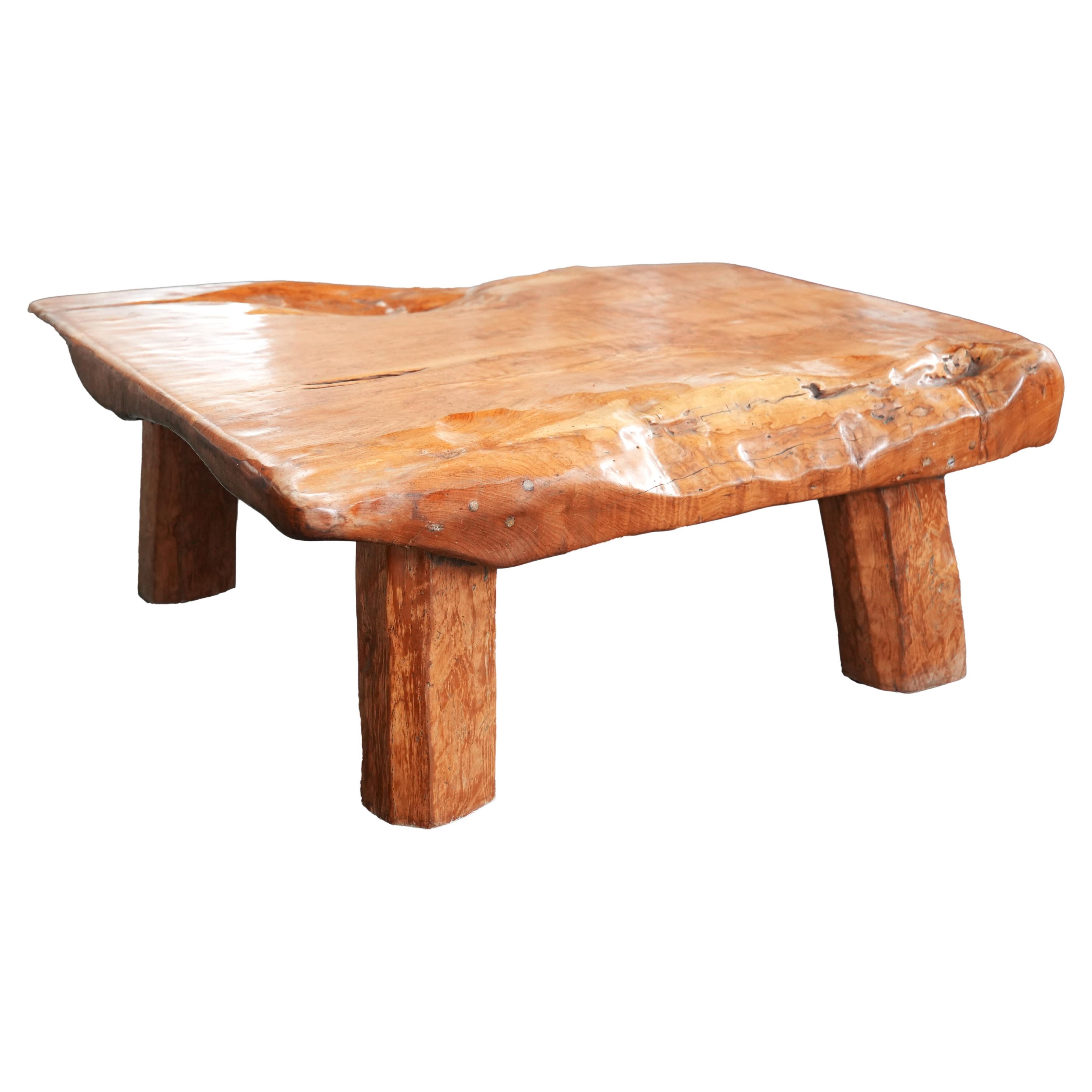 Einzigartiger handgefertigter Tisch aus massiver Eiche - organische Form und warme Patina im Angebot