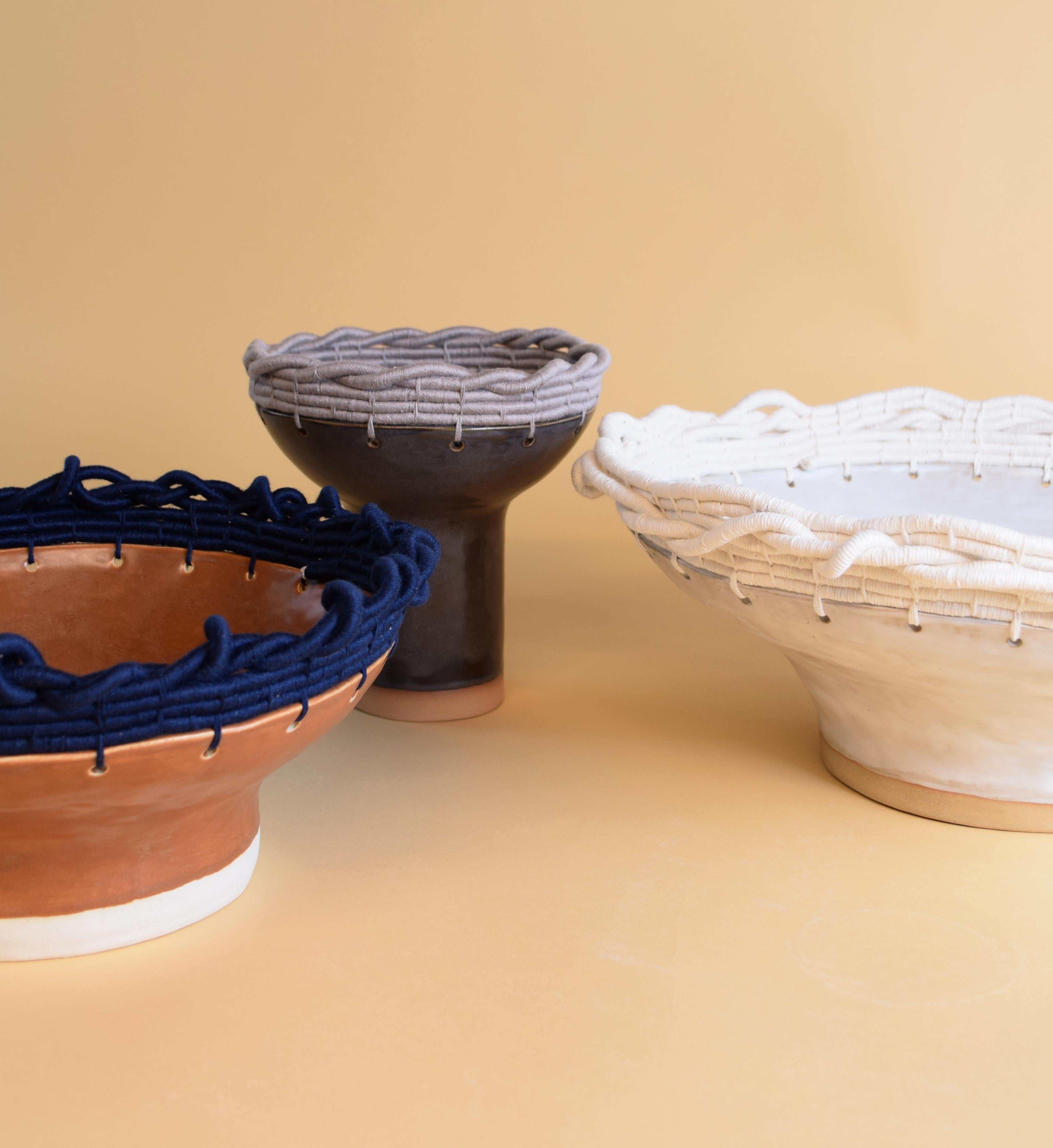 Einzigartige handgefertigte Keramikschüssel #803, braune Glasur und gewebte marineblaue Baumwolle (Handgefertigt) im Angebot