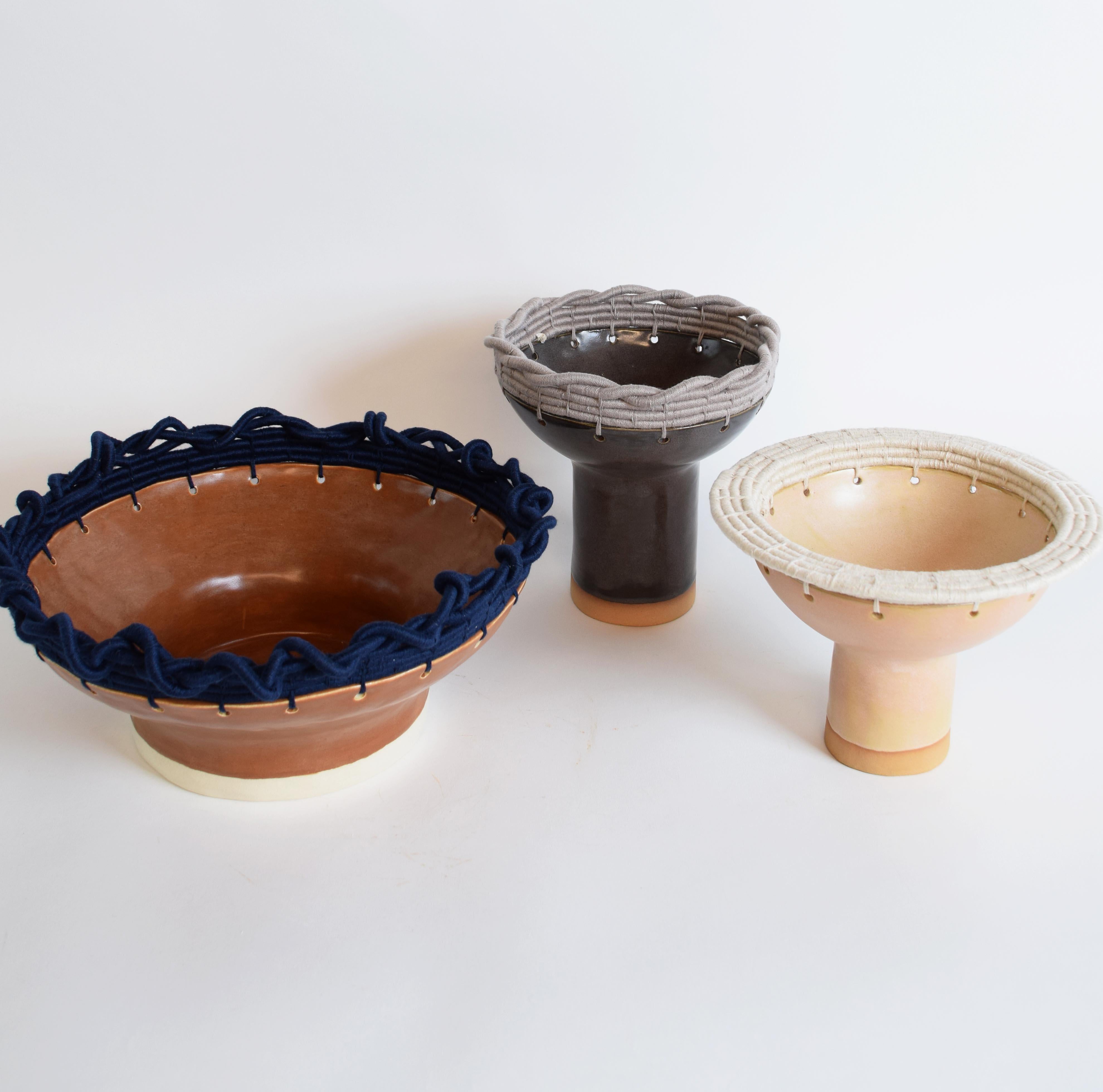 Einzigartige handgefertigte Keramikschüssel #803, braune Glasur und gewebte marineblaue Baumwolle im Zustand „Neu“ im Angebot in Proctorsville, VT