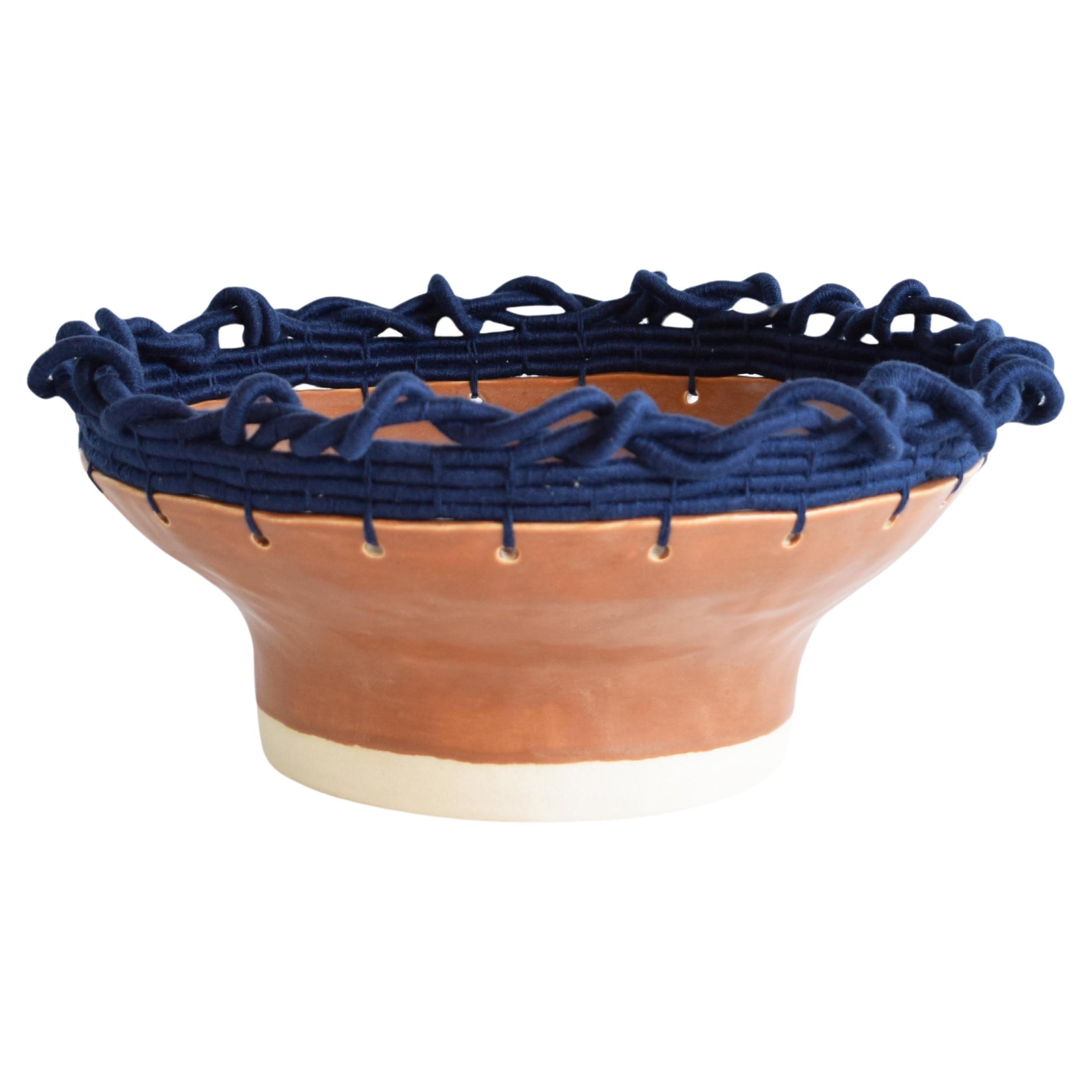 Einzigartige handgefertigte Keramikschüssel #803, braune Glasur und gewebte marineblaue Baumwolle im Angebot