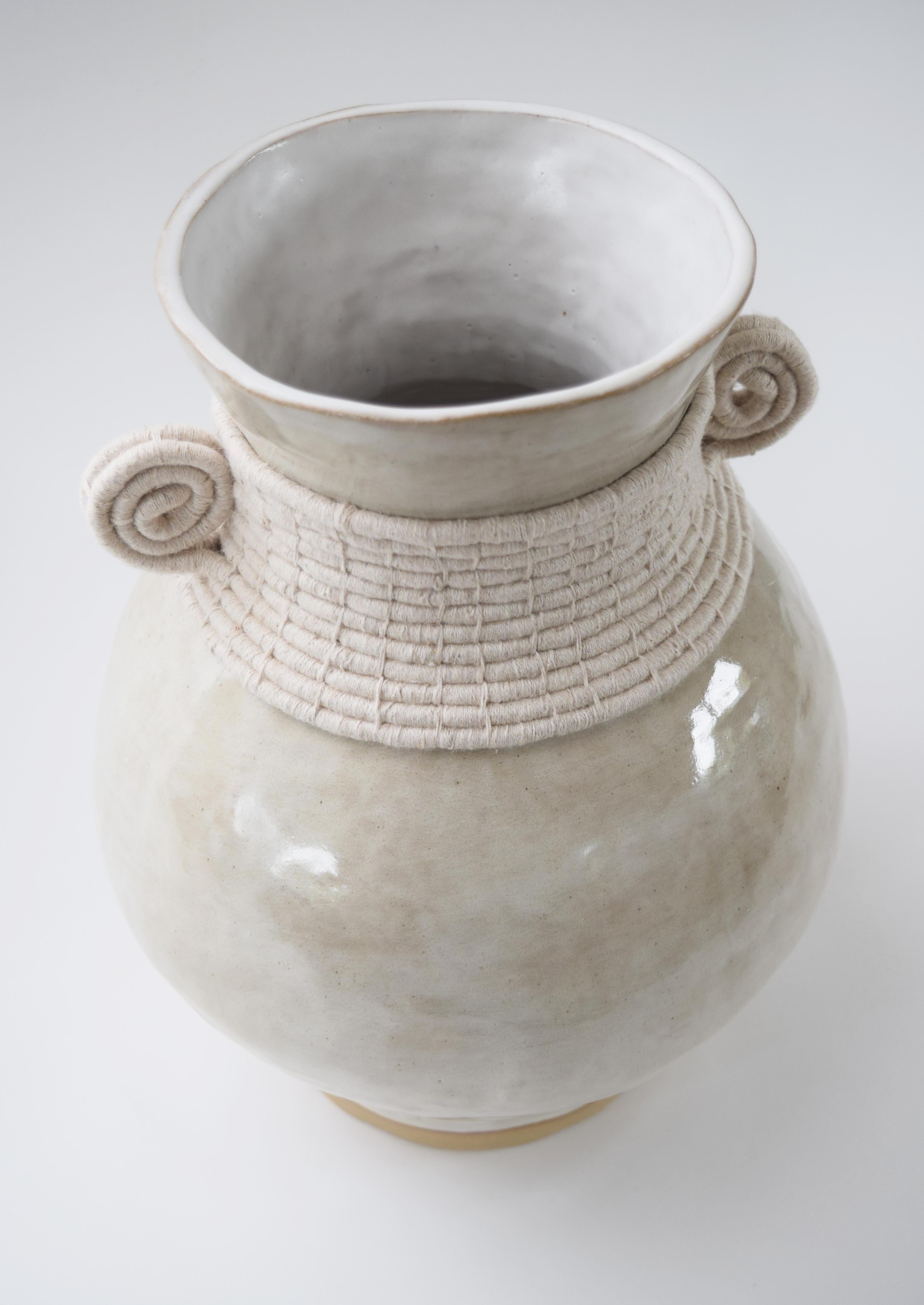 Organique Vase unique fait à la main #796 - glaçure blanc cassé et détails en coton tissé en vente