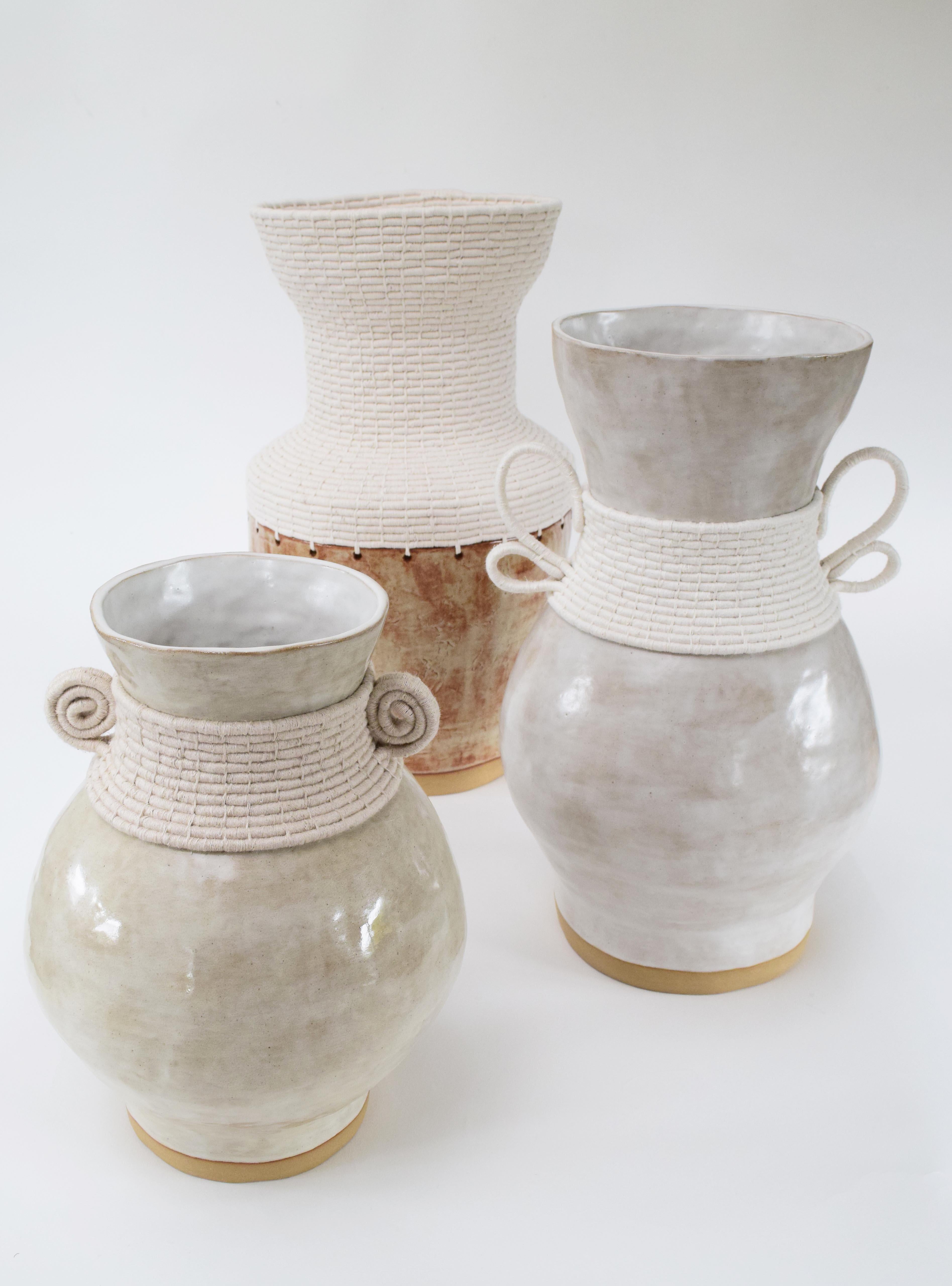 Handgefertigte Keramikvase #796 – gebrochen weiße Glasur und gewebtes Baumwolldetail, Unikat (21. Jahrhundert und zeitgenössisch) im Angebot