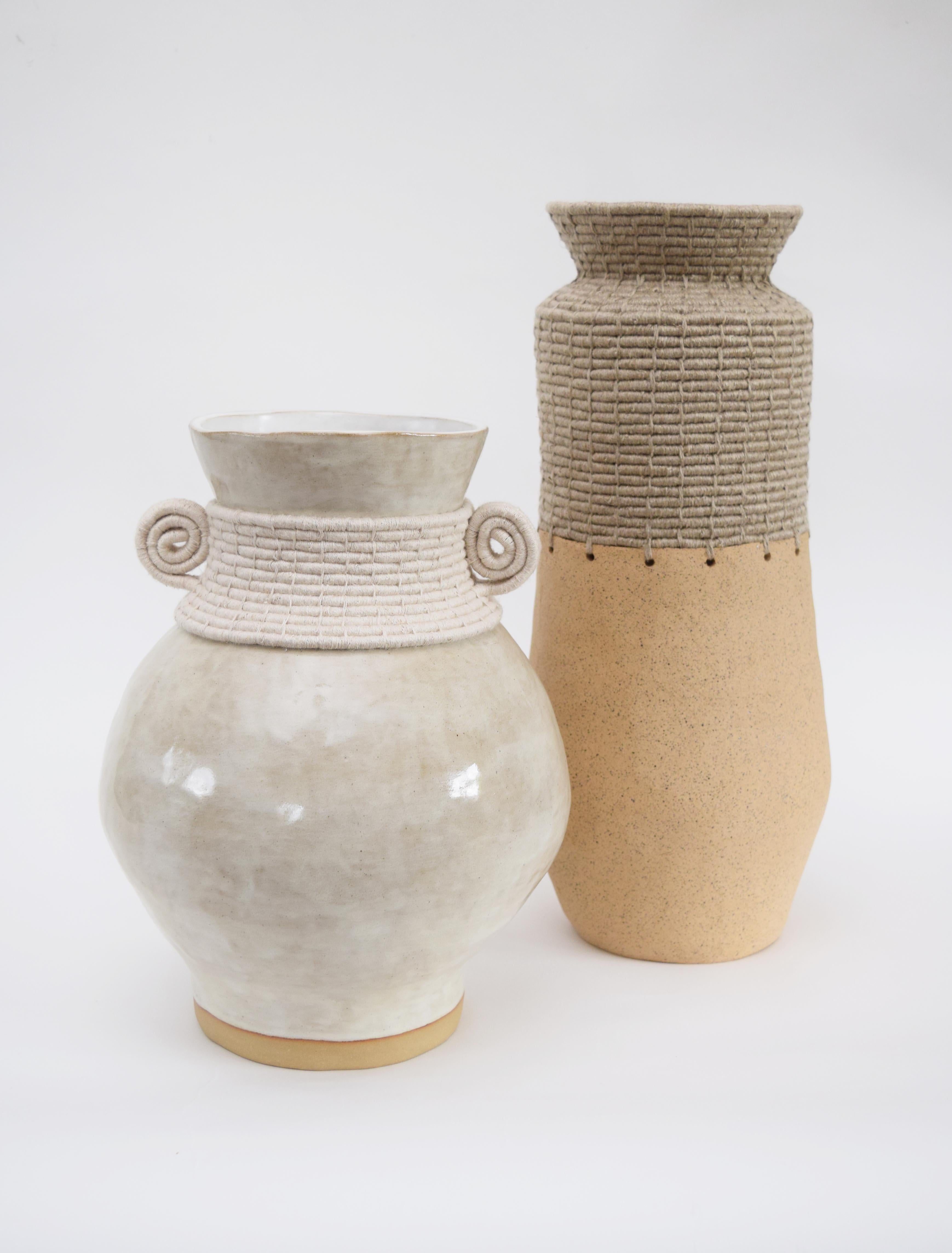 Handgefertigte Keramikvase #796 – gebrochen weiße Glasur und gewebtes Baumwolldetail, Unikat im Angebot 1