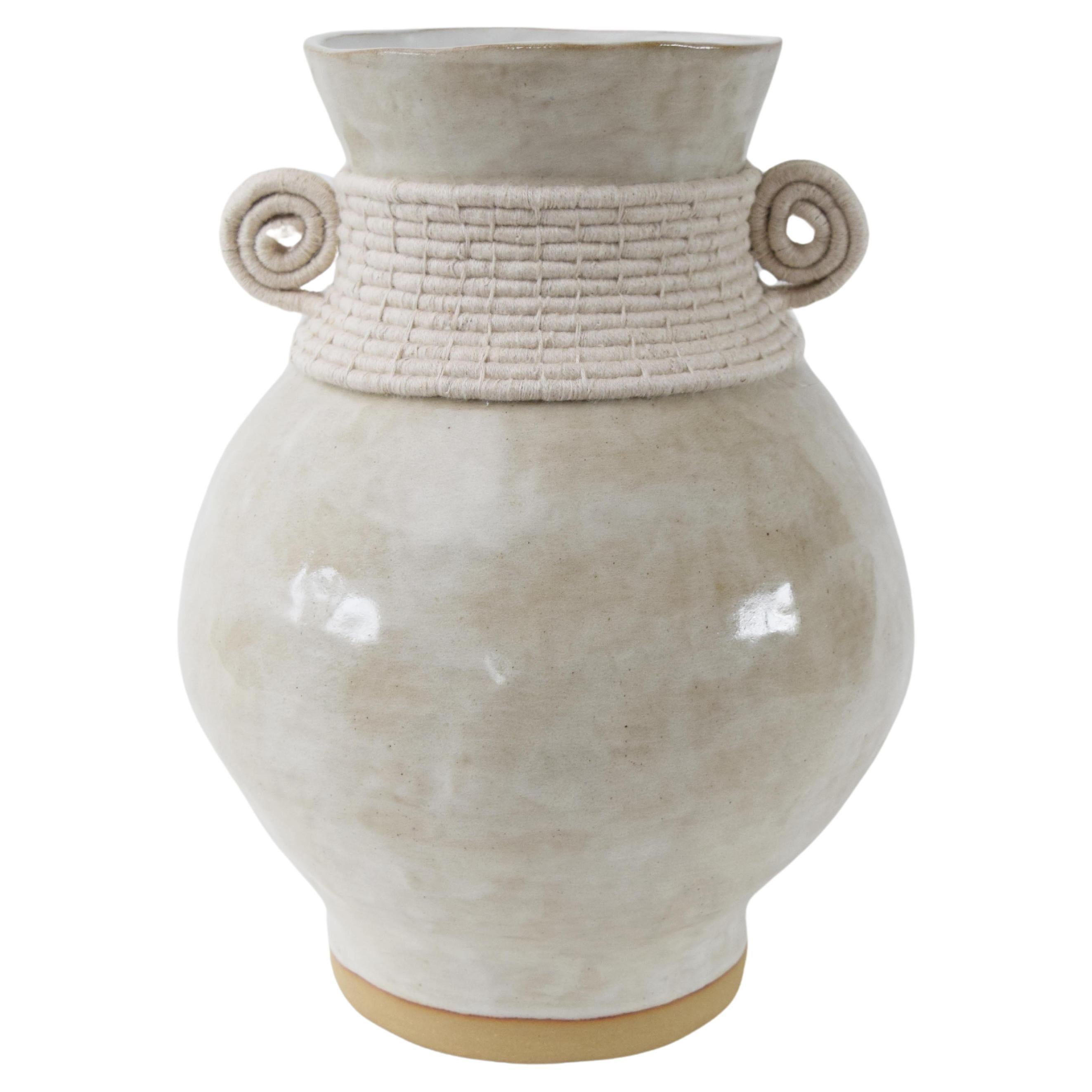Vase unique fait à la main #796 - glaçure blanc cassé et détails en coton tissé en vente