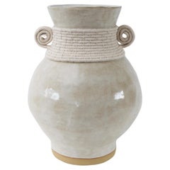 Vase unique fait à la main #796 - glaçure blanc cassé et détails en coton tissé