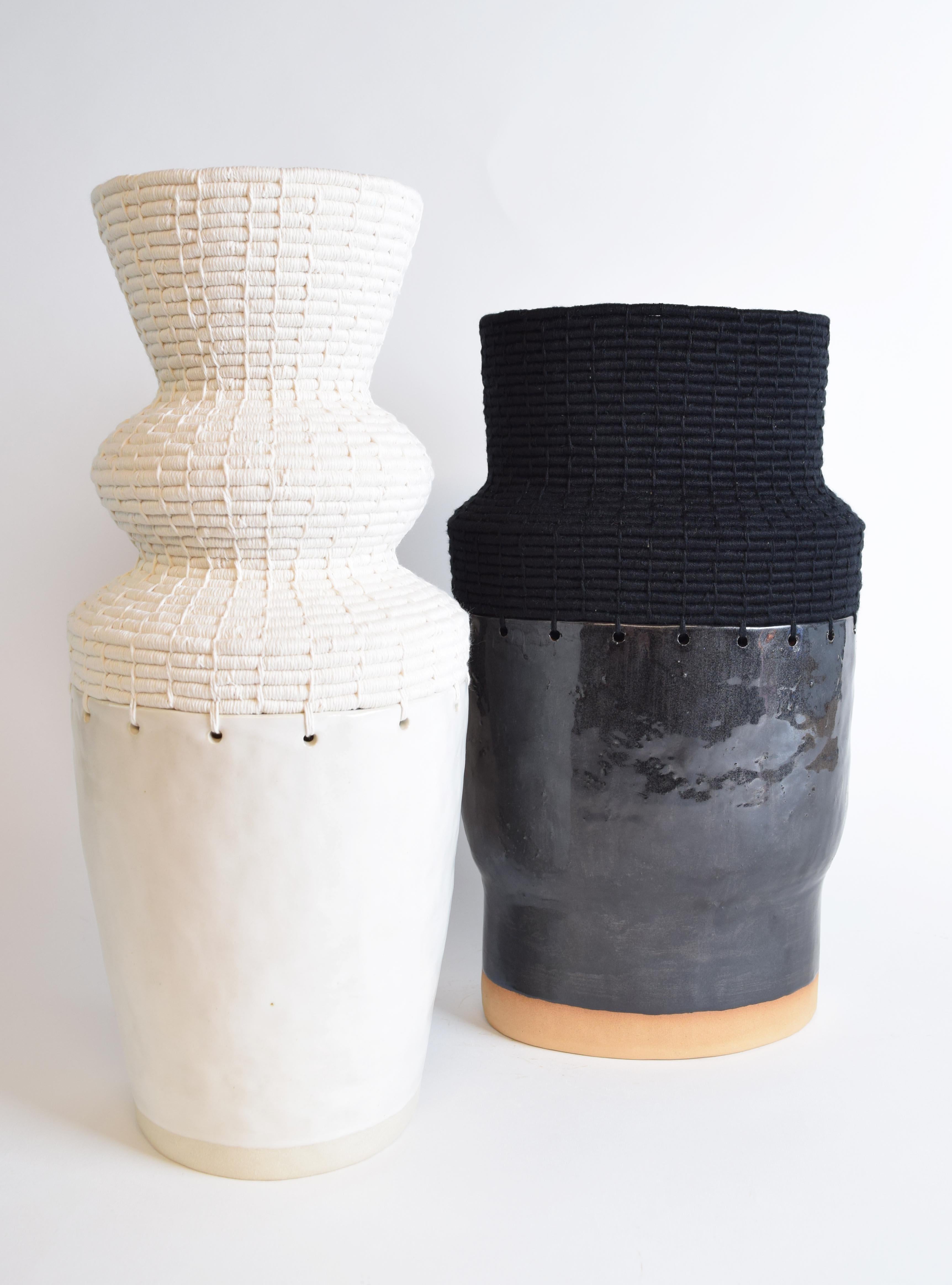 Einzigartiges handgefertigtes Keramikgefäß #783, schwarze Glasur, gewebte schwarze Baumwolle im Angebot 1