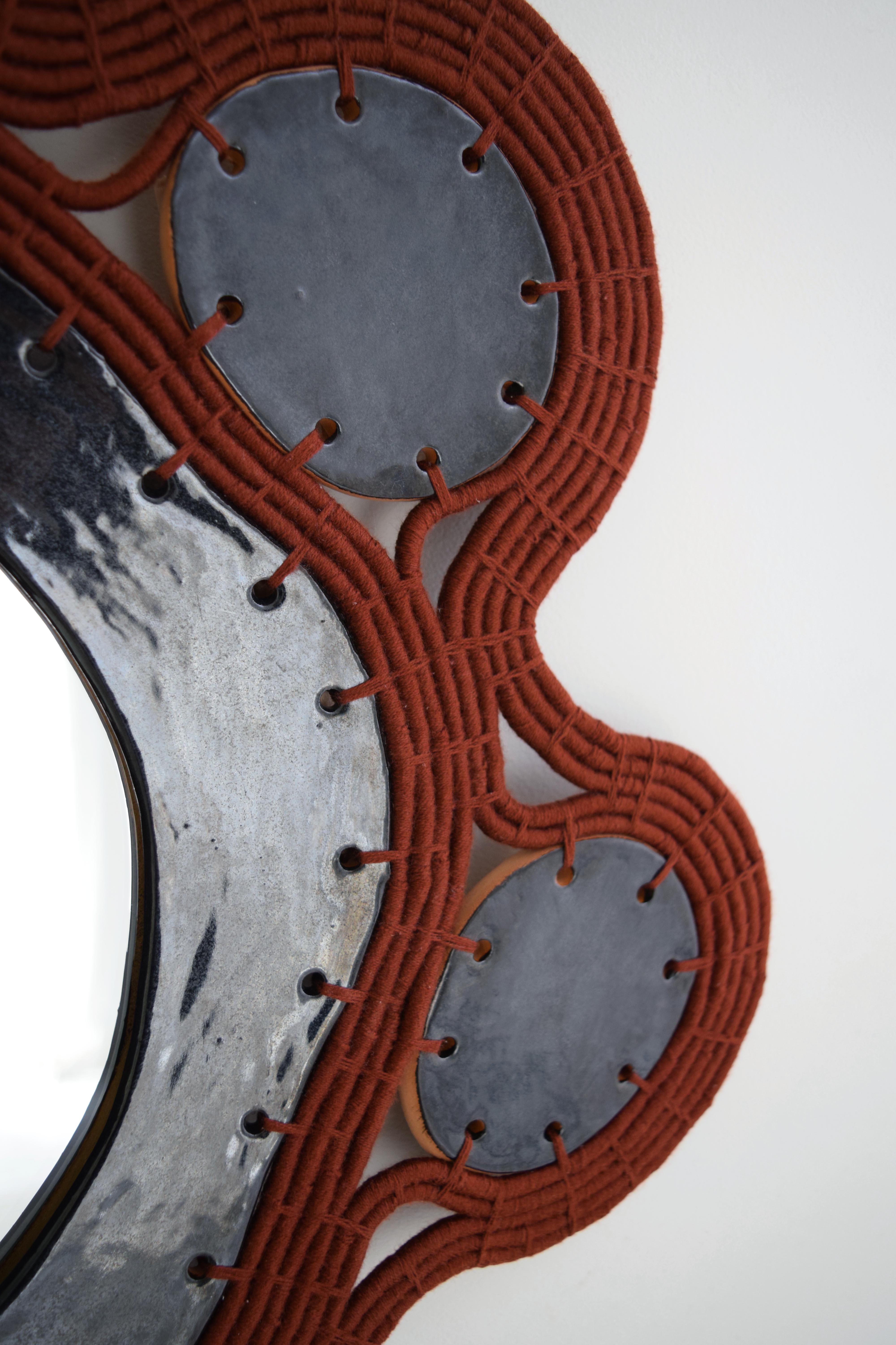 Einzigartiger handgefertigter Spiegel #794, gewebte rostige Baumwolle & schwarz glasierte Keramik (Organische Moderne) im Angebot