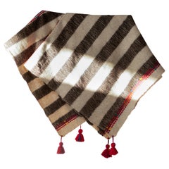 Un esemplare unico di lana intrecciata a mano a strisce grigie con nappe rosse, in stock