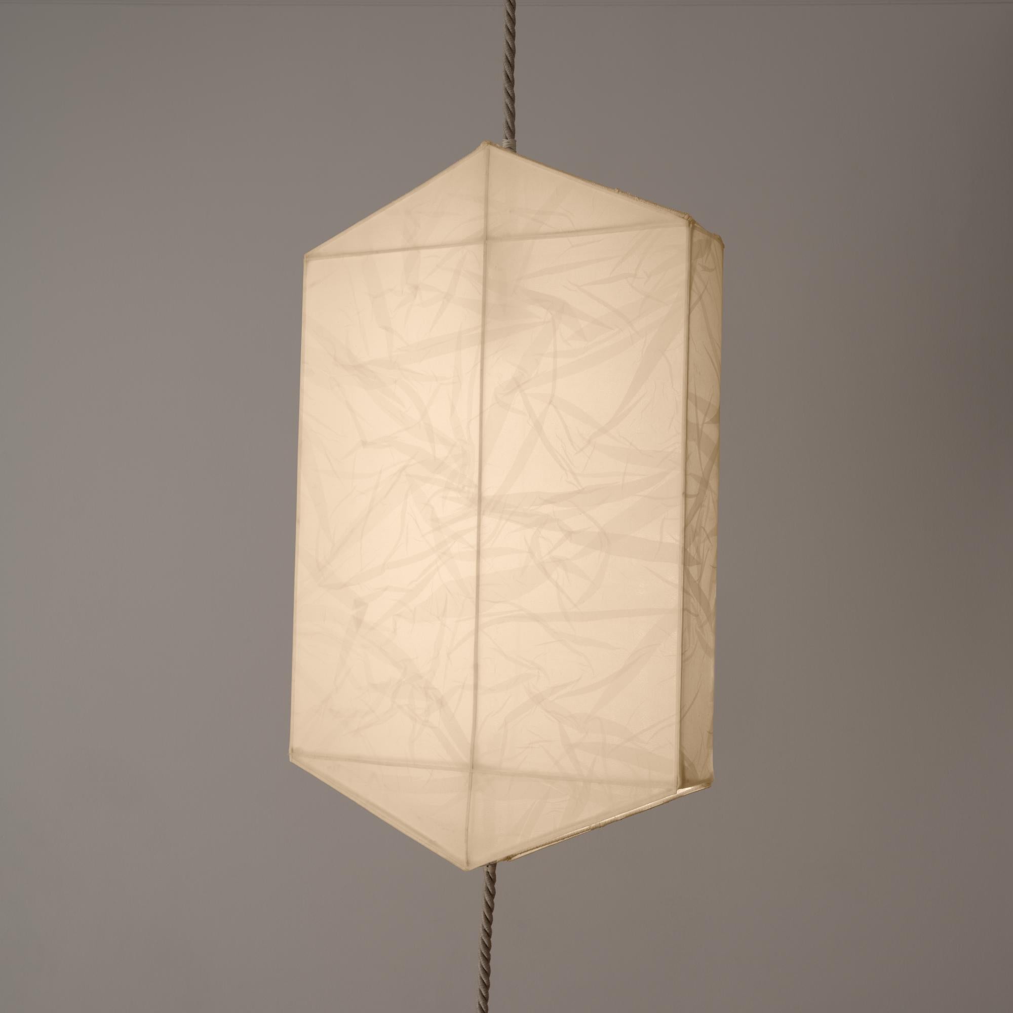 Fait main Lampe suspendue de style lanterne unique en son genre, composée d'organza de soie, de corde et de pierres brutes en vente