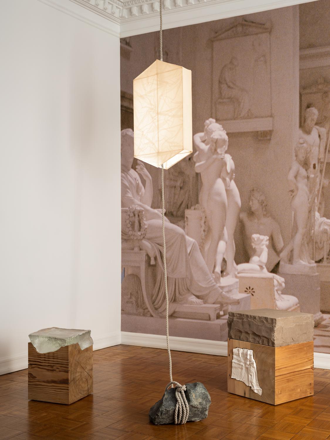 Tissu Lampe suspendue de style lanterne unique en son genre, composée d'organza de soie, de corde et de pierres brutes en vente
