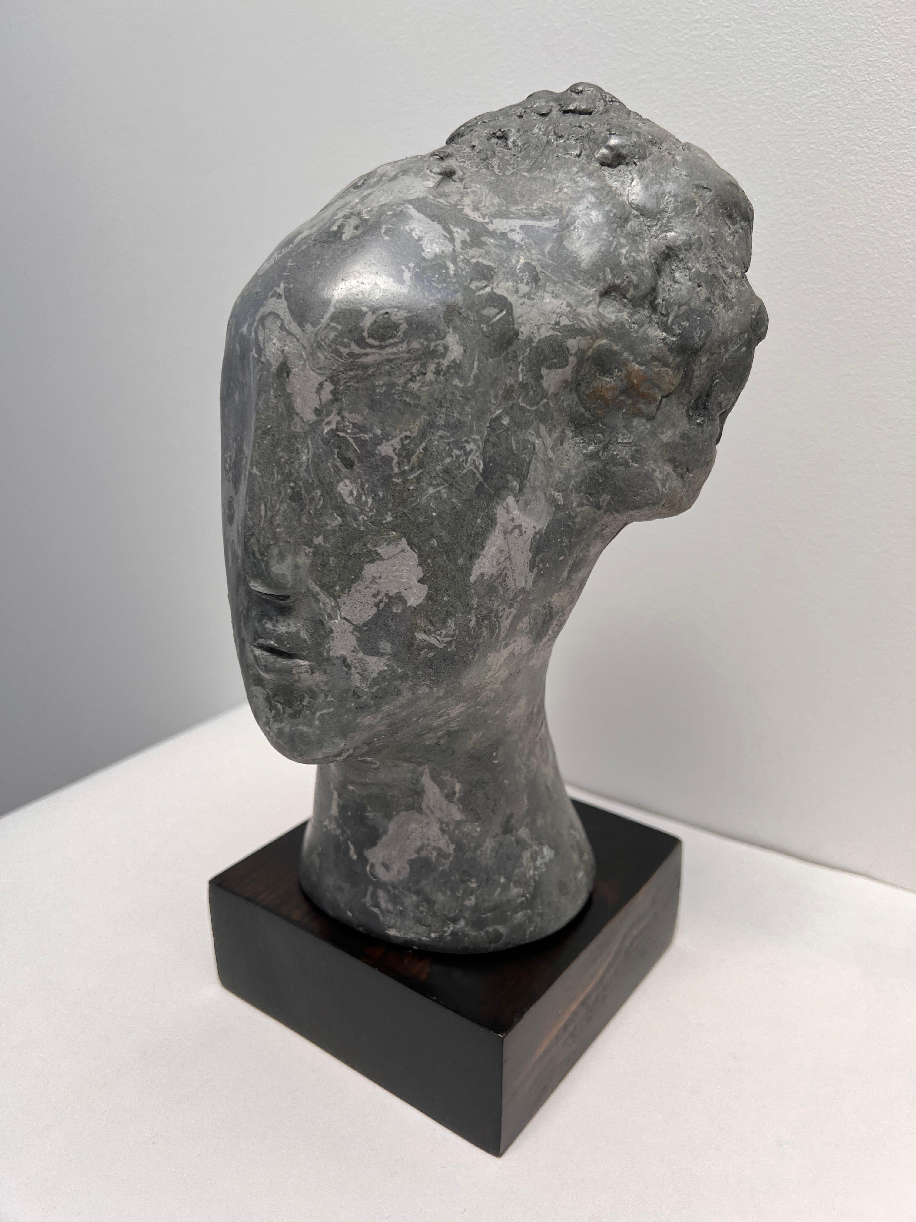 La scultura astratta 'Head of a Woman' intitolata 'Silent Gaze' fa parte di  una collezione di  sculture di 