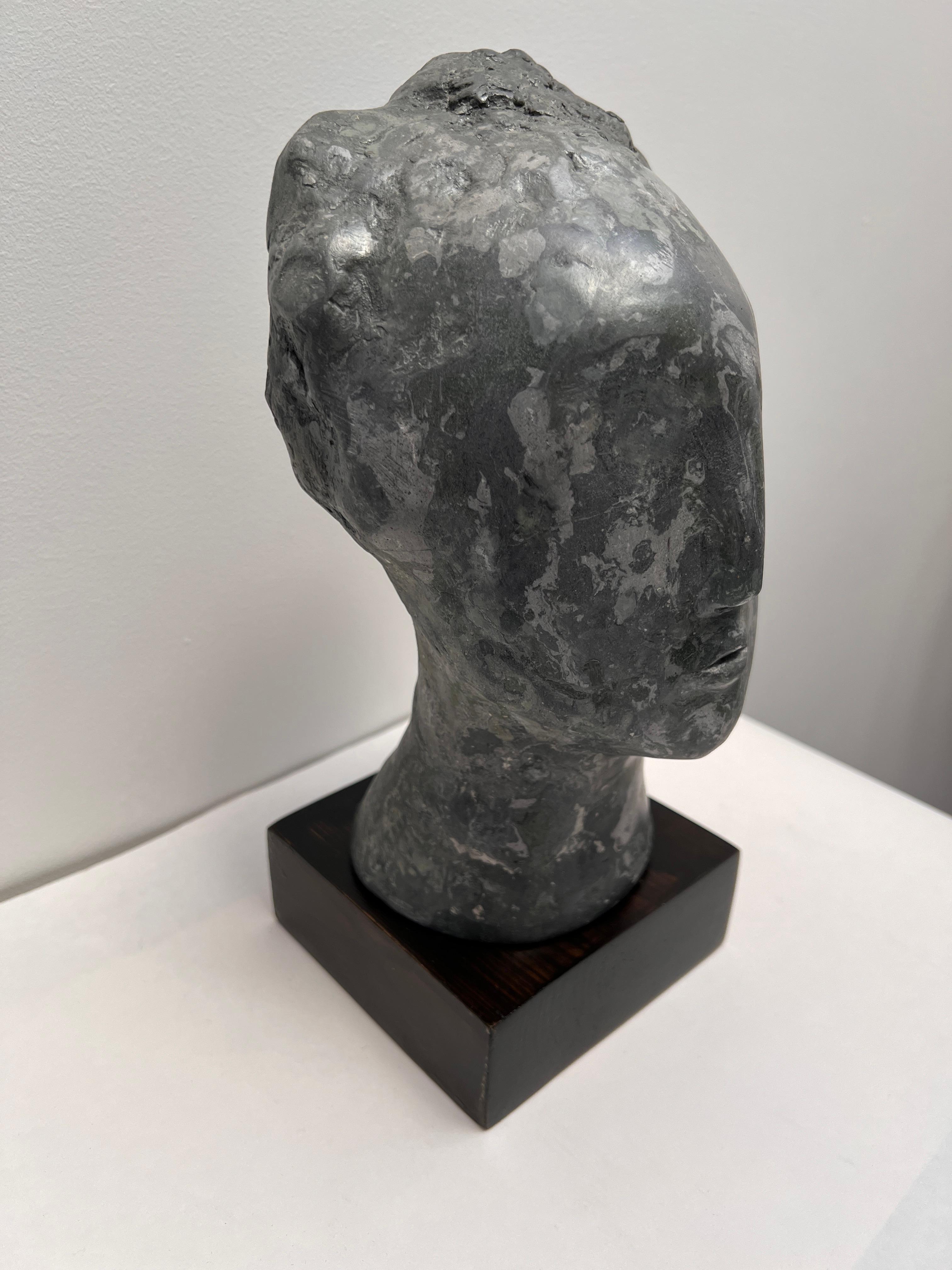 Moderno Scultura astratta di testa di donna unica nel suo genere, realizzata a mano a Scagliola in vendita