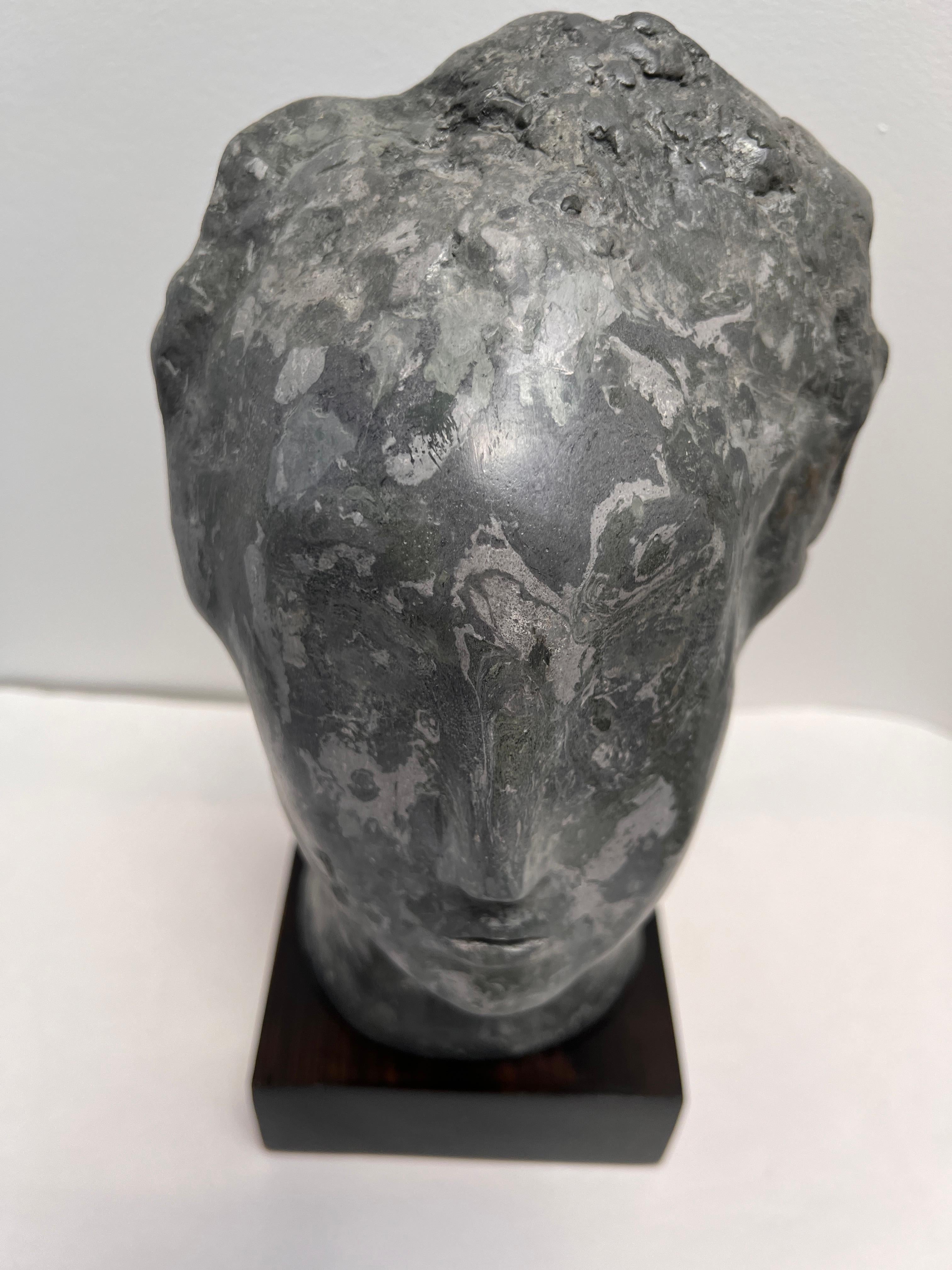Britannico Scultura astratta di testa di donna unica nel suo genere, realizzata a mano a Scagliola in vendita