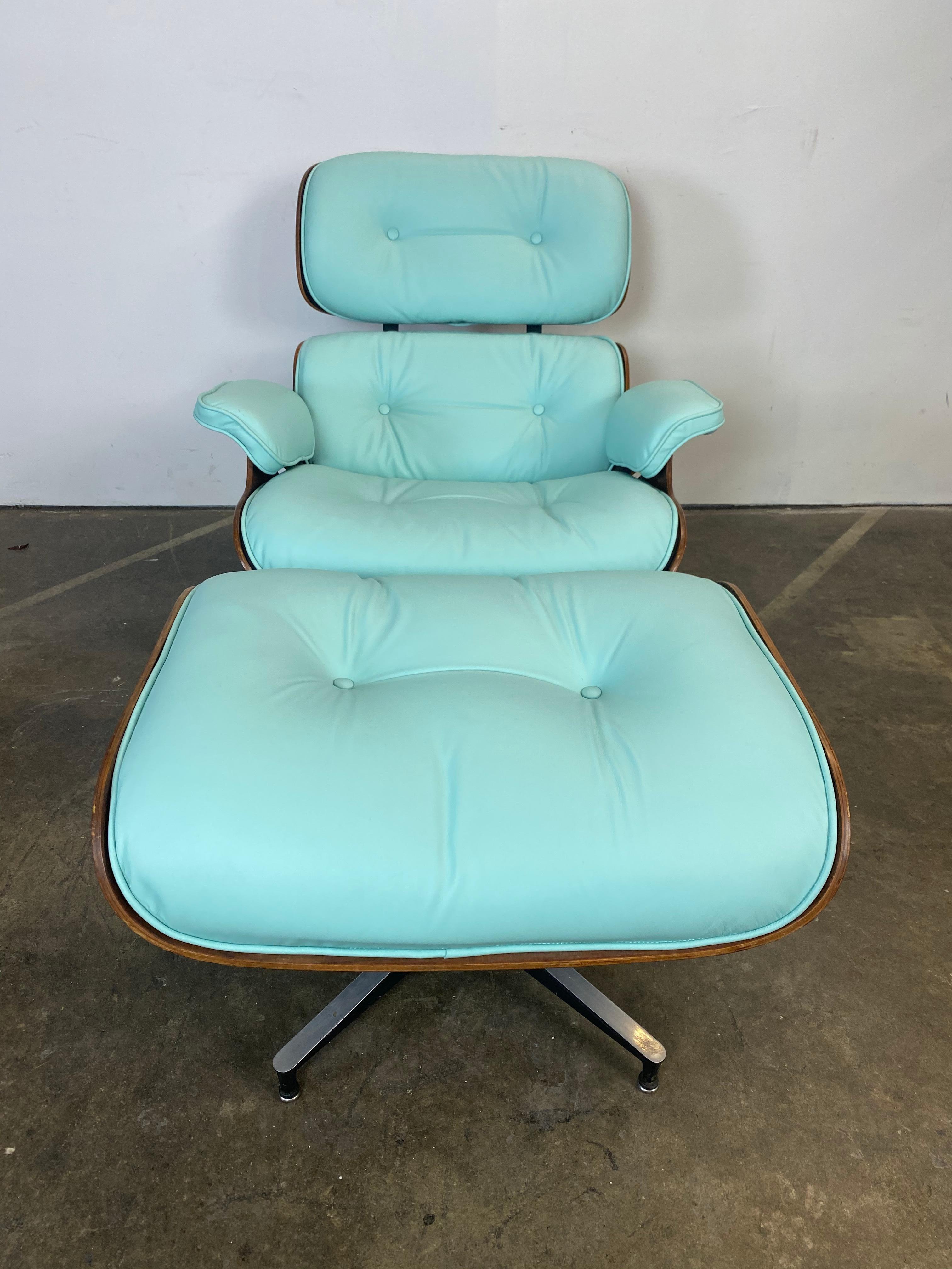 Un spectaculaire fauteuil de salon vintage Eames et un ottoman exécutés dans un cuir tout neuf. Nous n'avons jamais rencontré cette couleur auparavant. Le bois et le métal vintage ont été nettoyés et la chaise et l'ottoman sont garantis