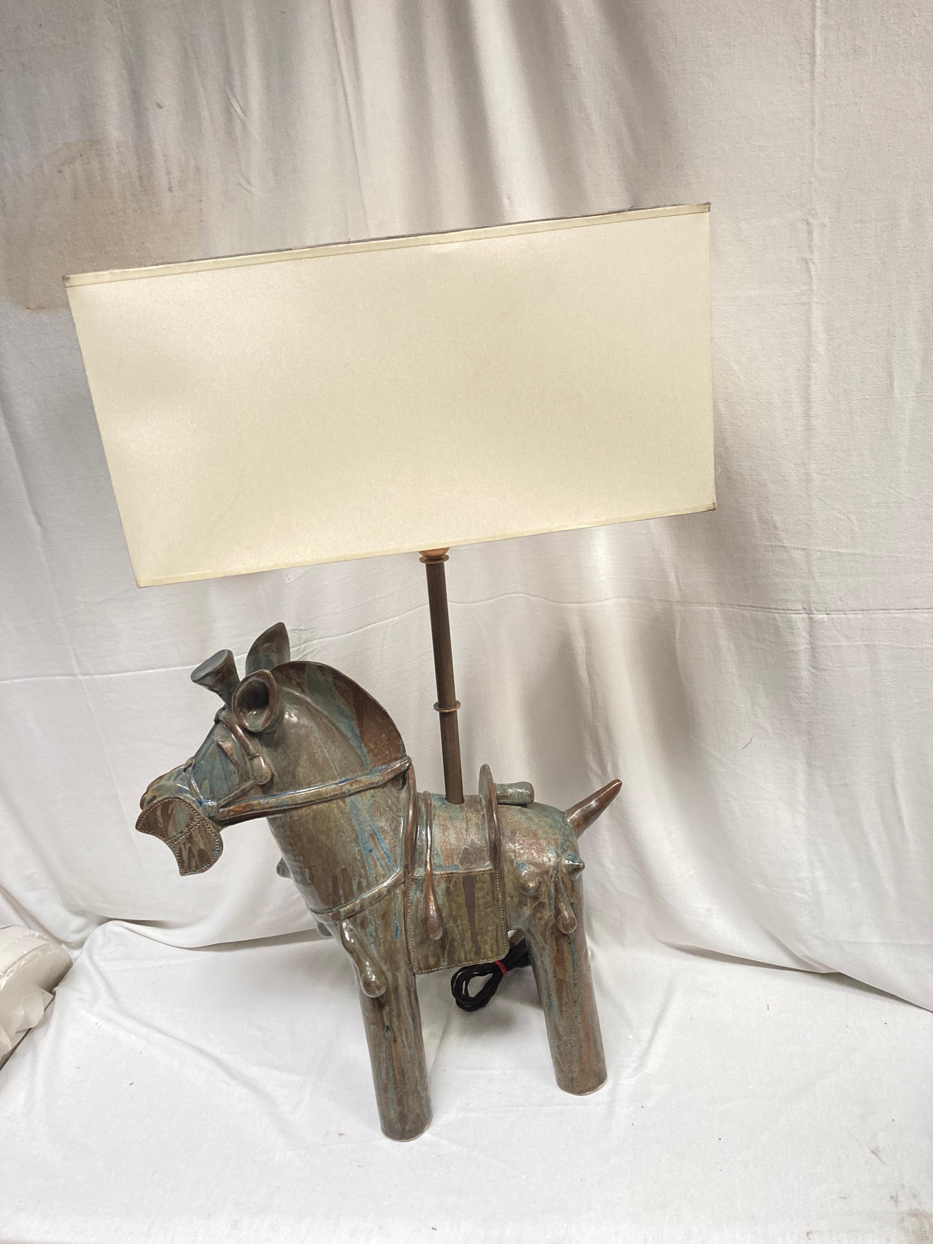 Énorme lampe de Studio Pottery des années 1970 représentant un cheval stylisé 
Vallauris France
Dimensions données sans ombre
