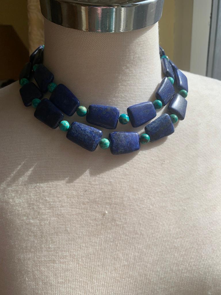 Collier unique en Lapis et Variscite avec des Rondelles en Argent.  Cette pièce d'apparat peut être doublée. 