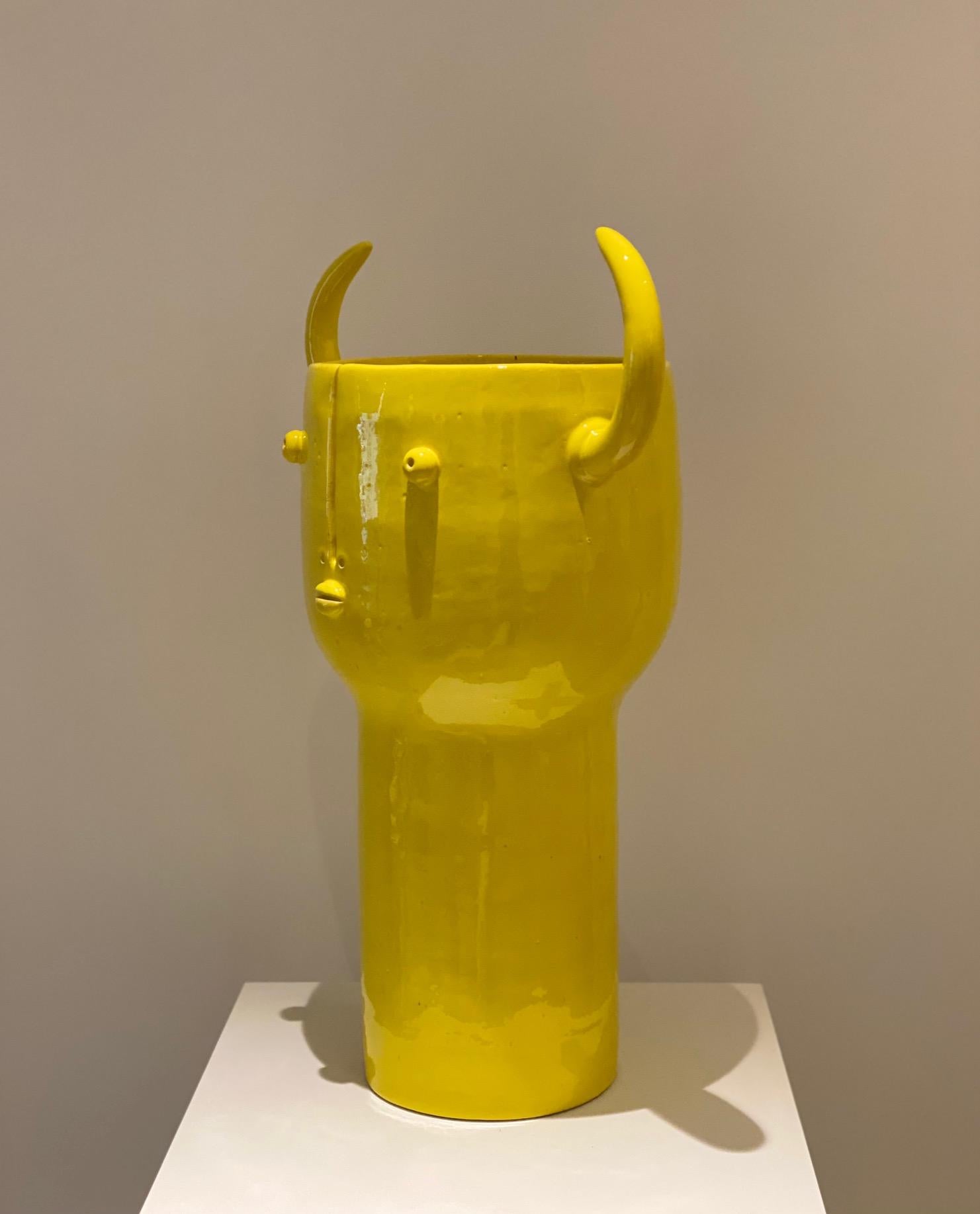 Gran jarrón o escultura de cerámica amarilla, única en su género, firmada por Dalo Siglo XXI y contemporáneo