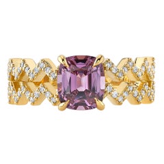 One-of-a-Kind Lilac Spinel 
Diamond Zigzag 18K Yellow Gold Ring