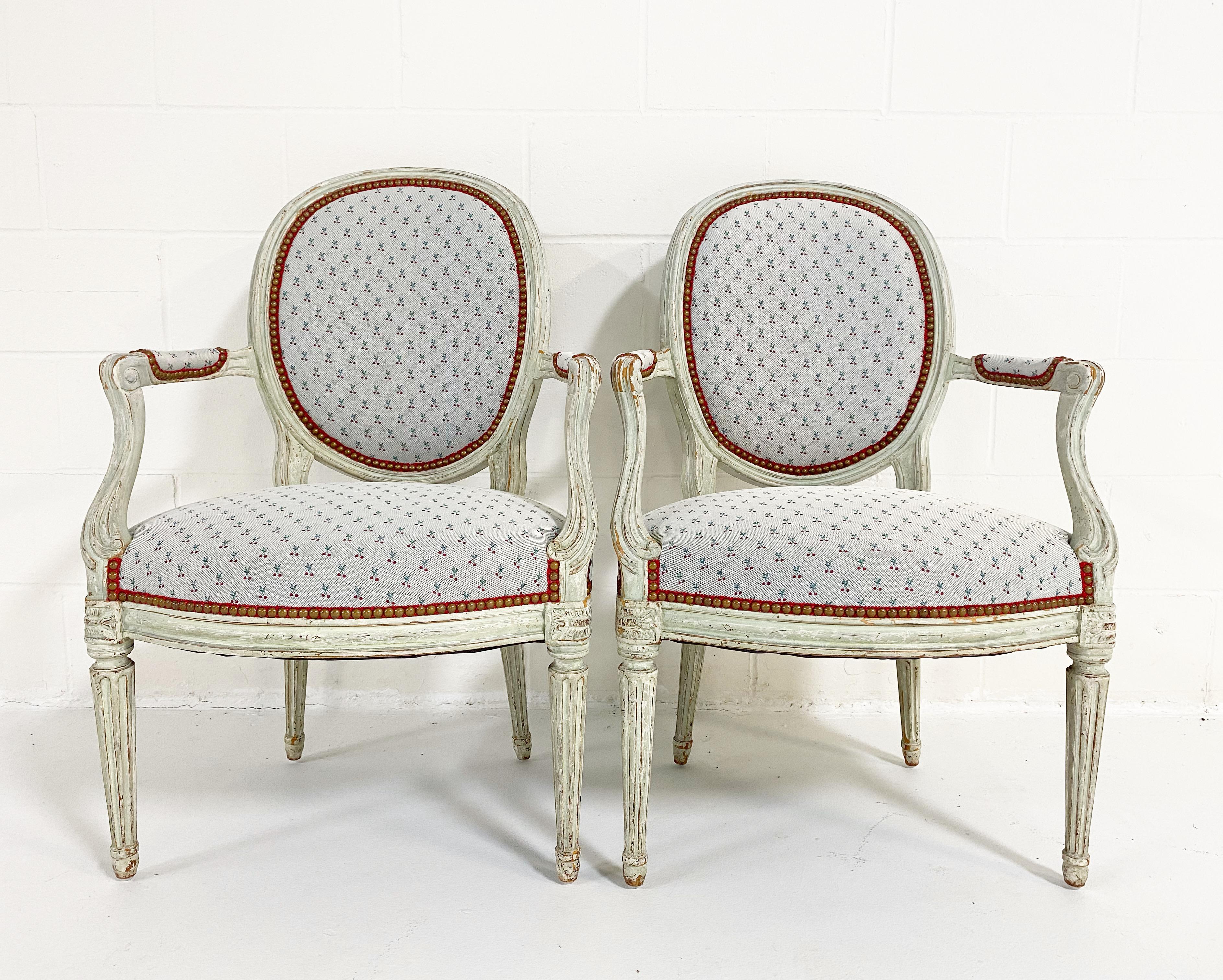Einzigartige Stühle im Louis-XV-Stil aus Dedar-Stoff „Cherry Oh“ im Angebot 5