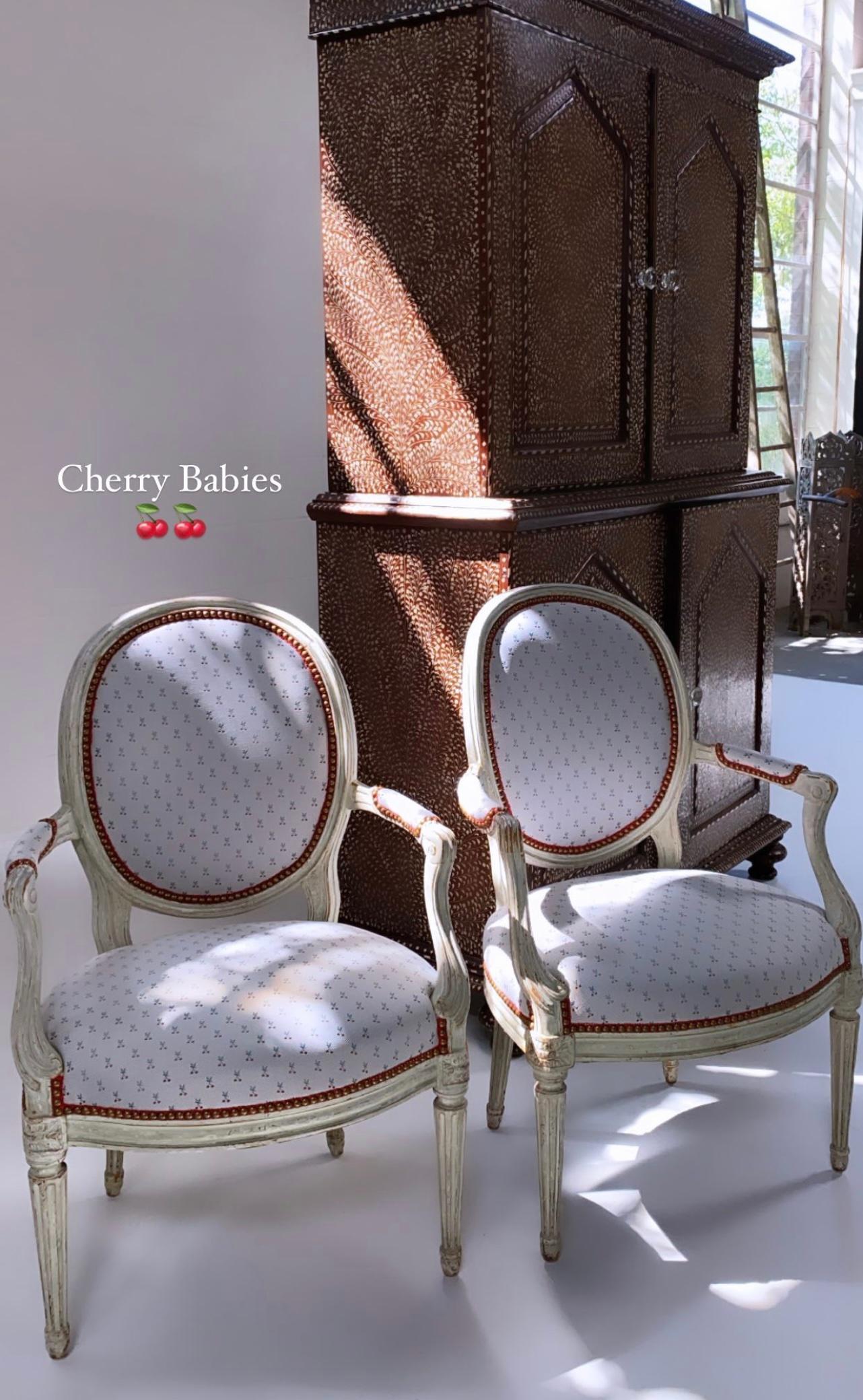 Einzigartige Stühle im Louis-XV-Stil aus Dedar-Stoff „Cherry Oh“ im Angebot 6