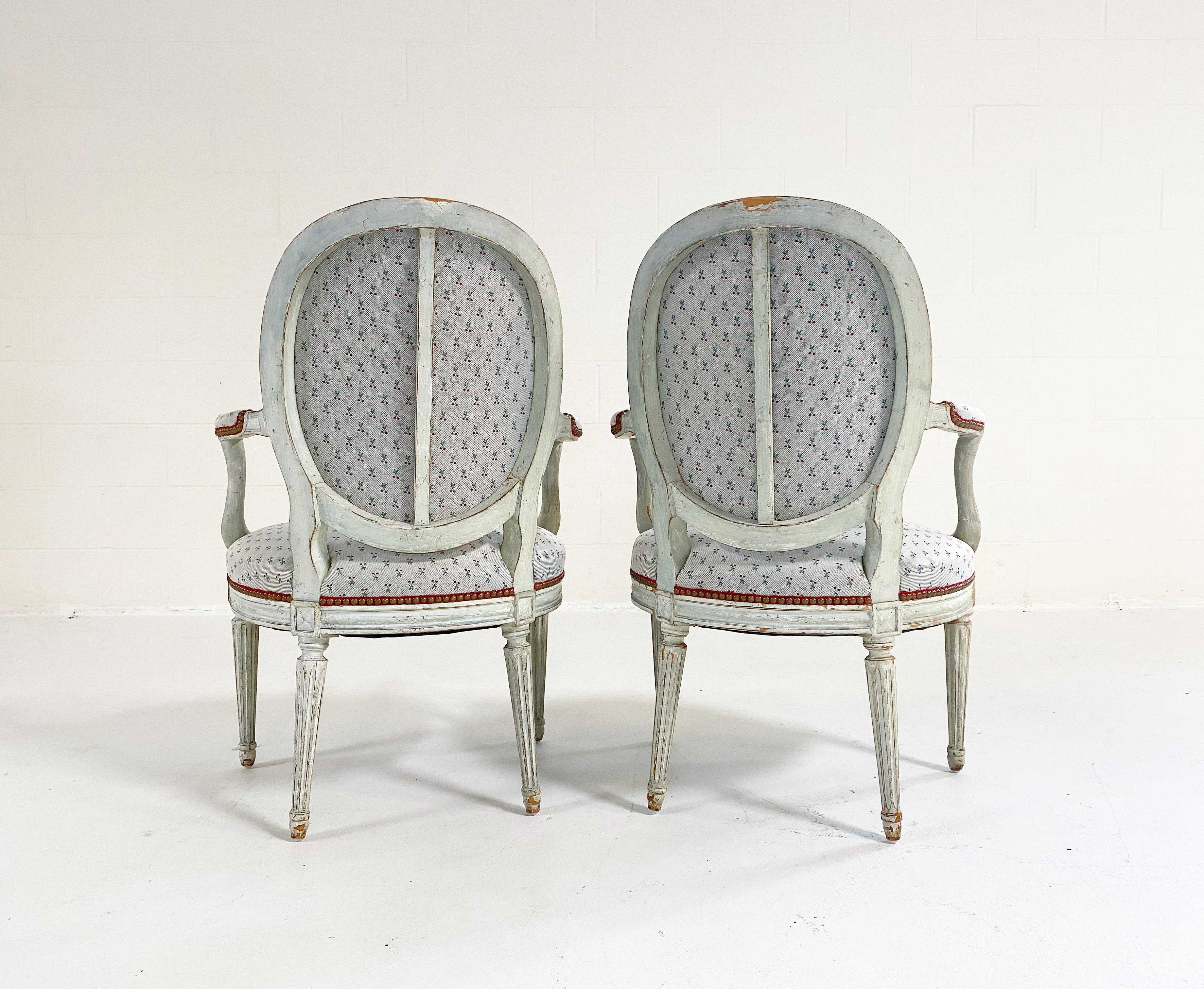 Wir lieben den Rahmen eines Louis-Stuhls. Er ist perfekt für luxuriöse und lustige Stoffe wie Cherry Oh von Dedar. Der Stoff passt besonders gut zu den Rahmen dieser Stühle. Sie sind perfekt patiniert, leicht salbeigrün. Die Sitze und die