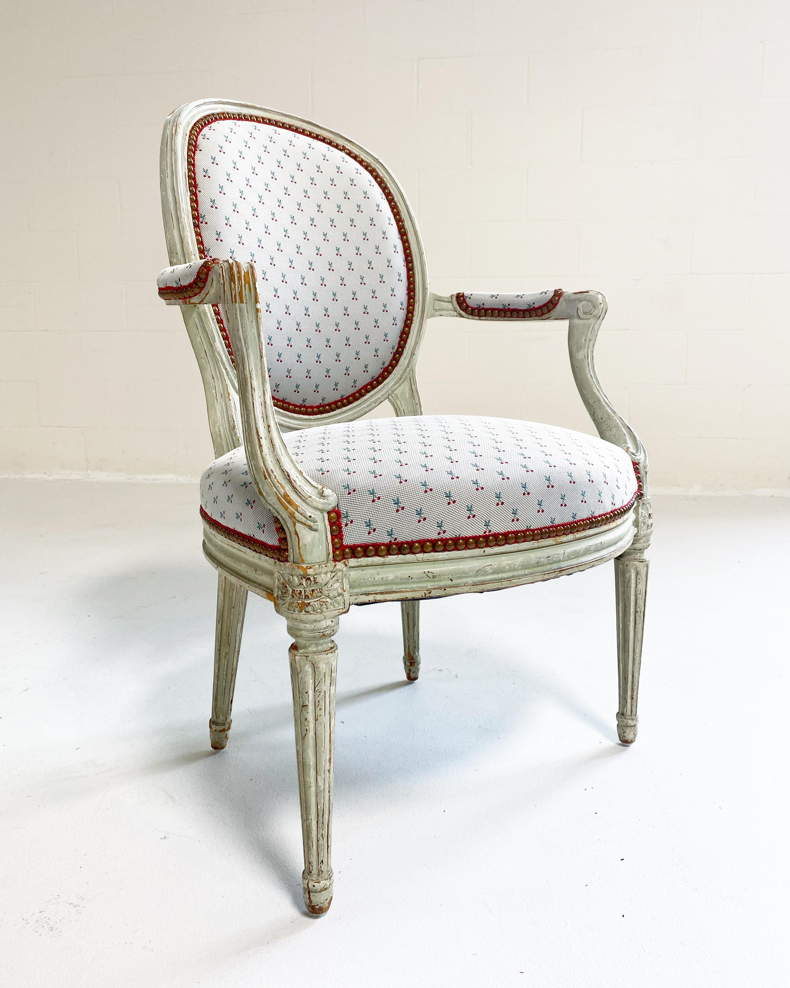 Einzigartige Stühle im Louis-XV-Stil aus Dedar-Stoff „Cherry Oh“ im Zustand „Gut“ im Angebot in SAINT LOUIS, MO