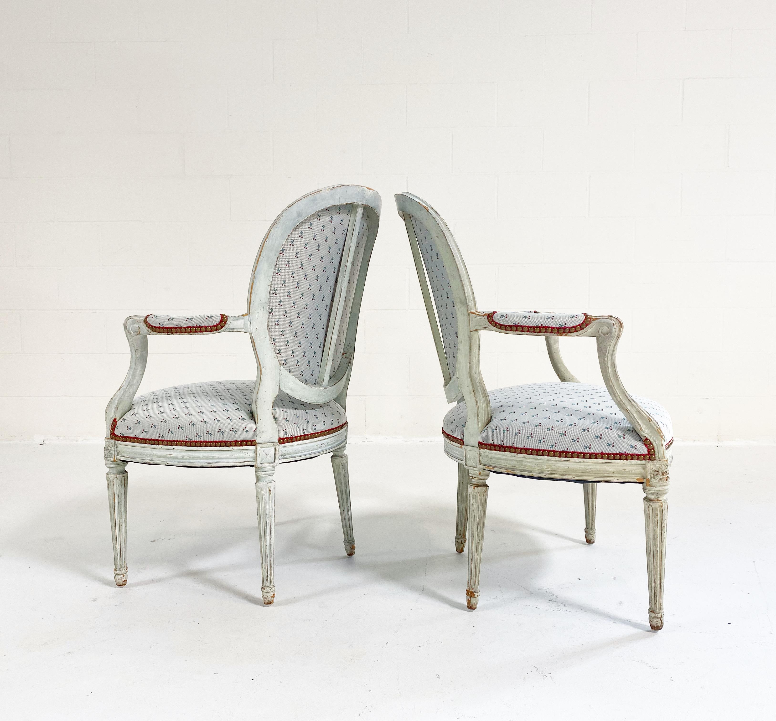 Einzigartige Stühle im Louis-XV-Stil aus Dedar-Stoff „Cherry Oh“ (20. Jahrhundert) im Angebot