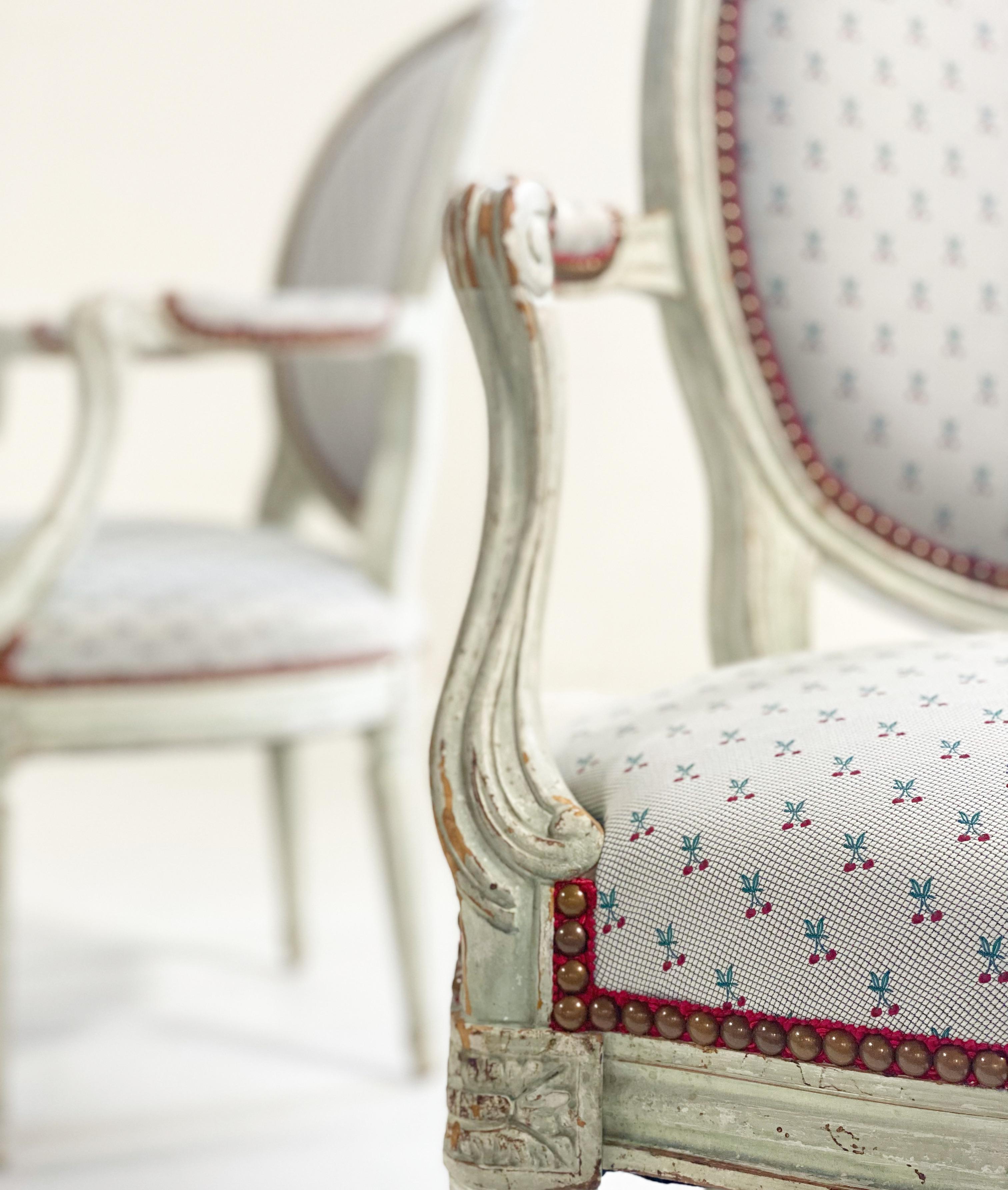 Einzigartige Stühle im Louis-XV-Stil aus Dedar-Stoff „Cherry Oh“ im Angebot 1