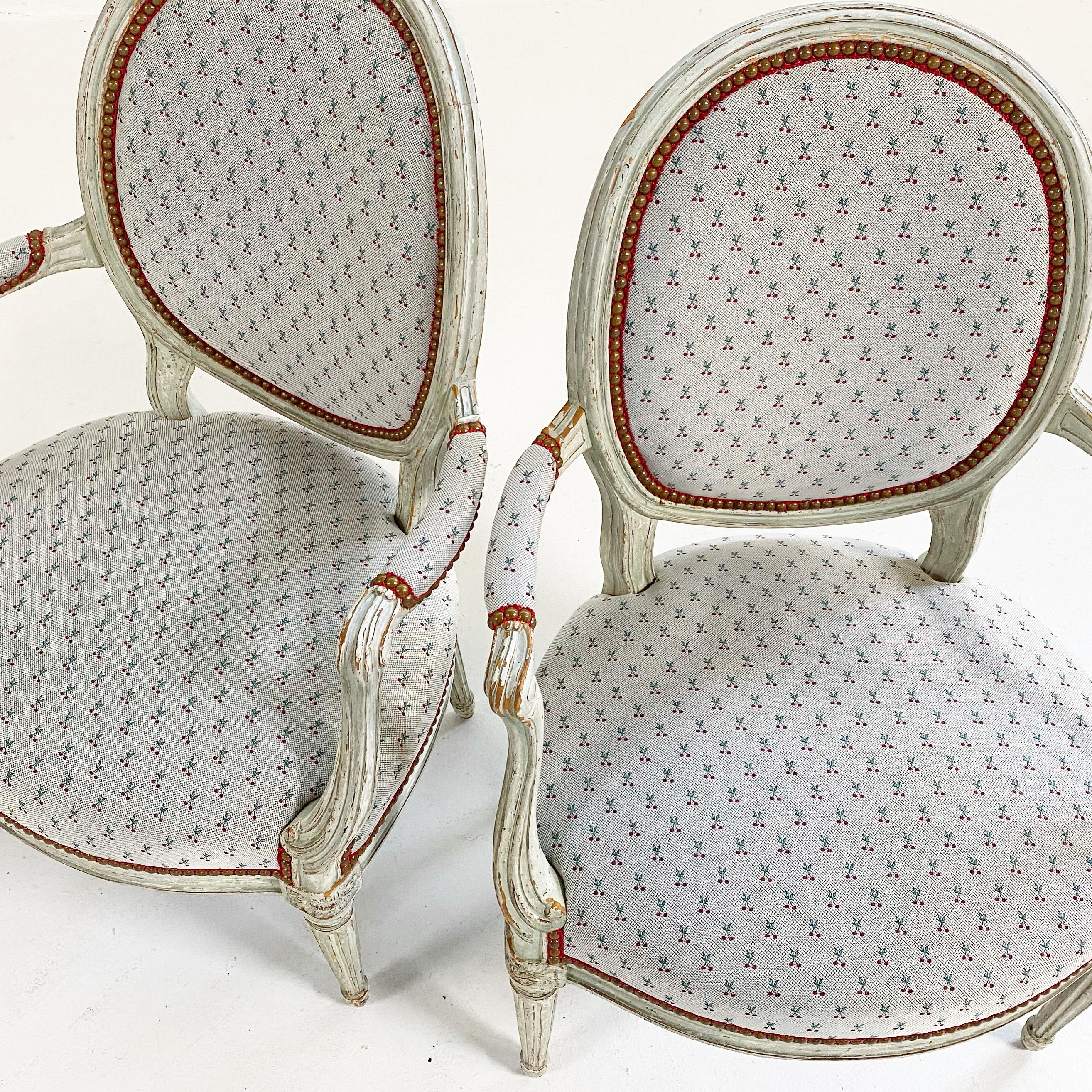 Einzigartige Stühle im Louis-XV-Stil aus Dedar-Stoff „Cherry Oh“ im Angebot 2