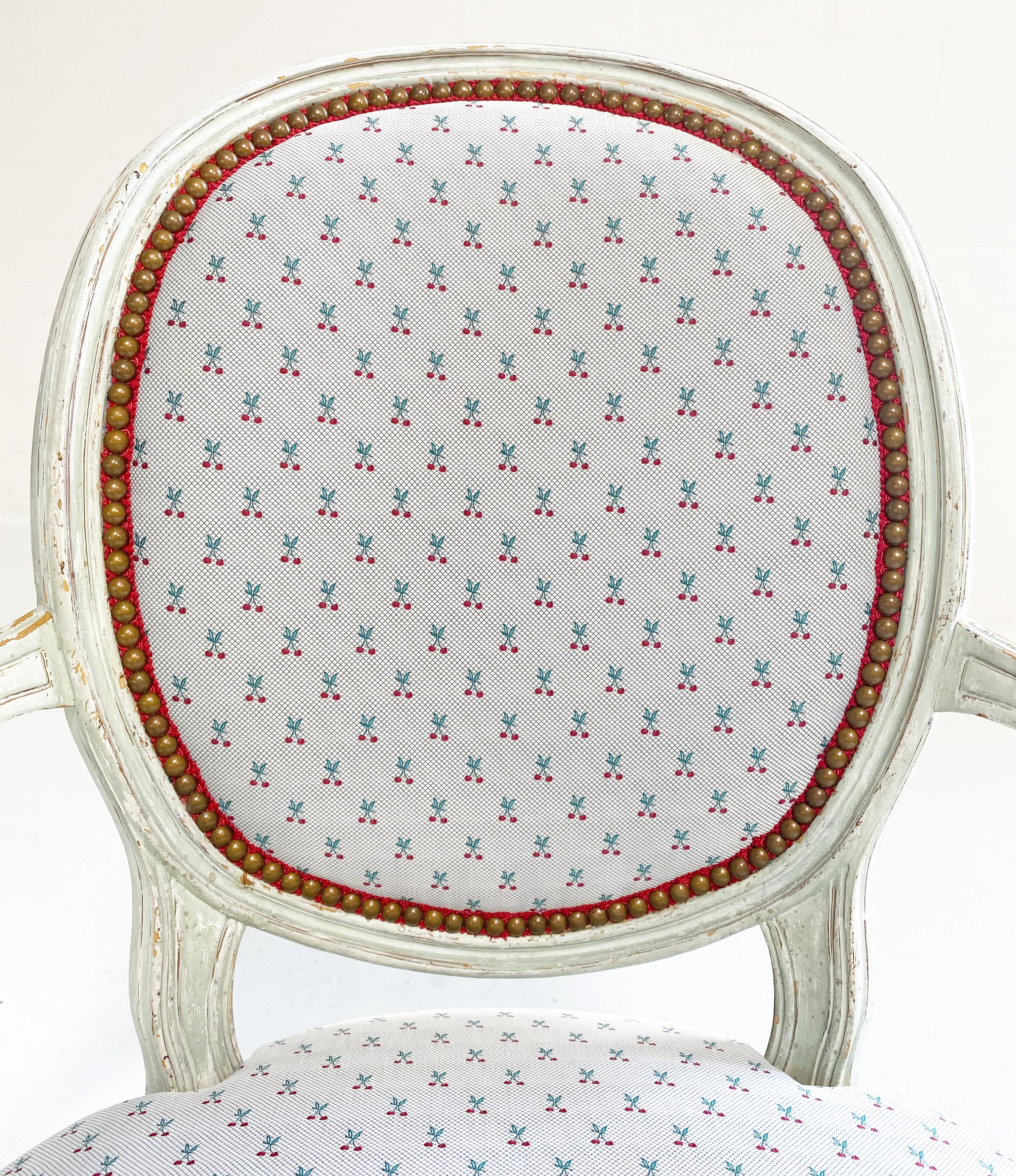 Einzigartige Stühle im Louis-XV-Stil aus Dedar-Stoff „Cherry Oh“ im Angebot 4