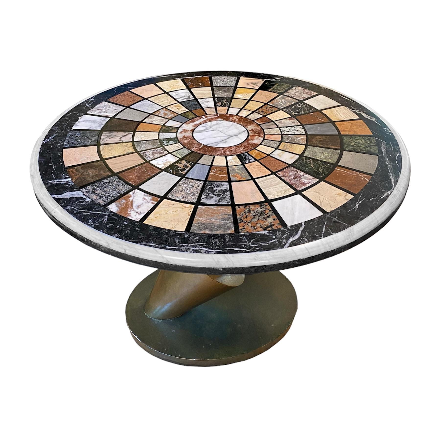 Un extraordinaire centre de table en spécimen de marbre, unique en son genre, dont le plateau est constitué d'une étonnante série de spécimens de marbre complexes et colorés. Chaque pièce de marbre est soigneusement sélectionnée et méticuleusement
