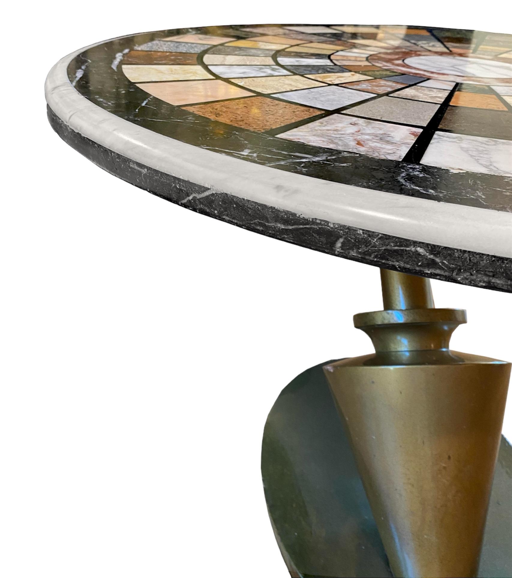 XIXe siècle Table centrale pour spécimens en marbre, unique en son genre, avec base en porte-à-faux en vente