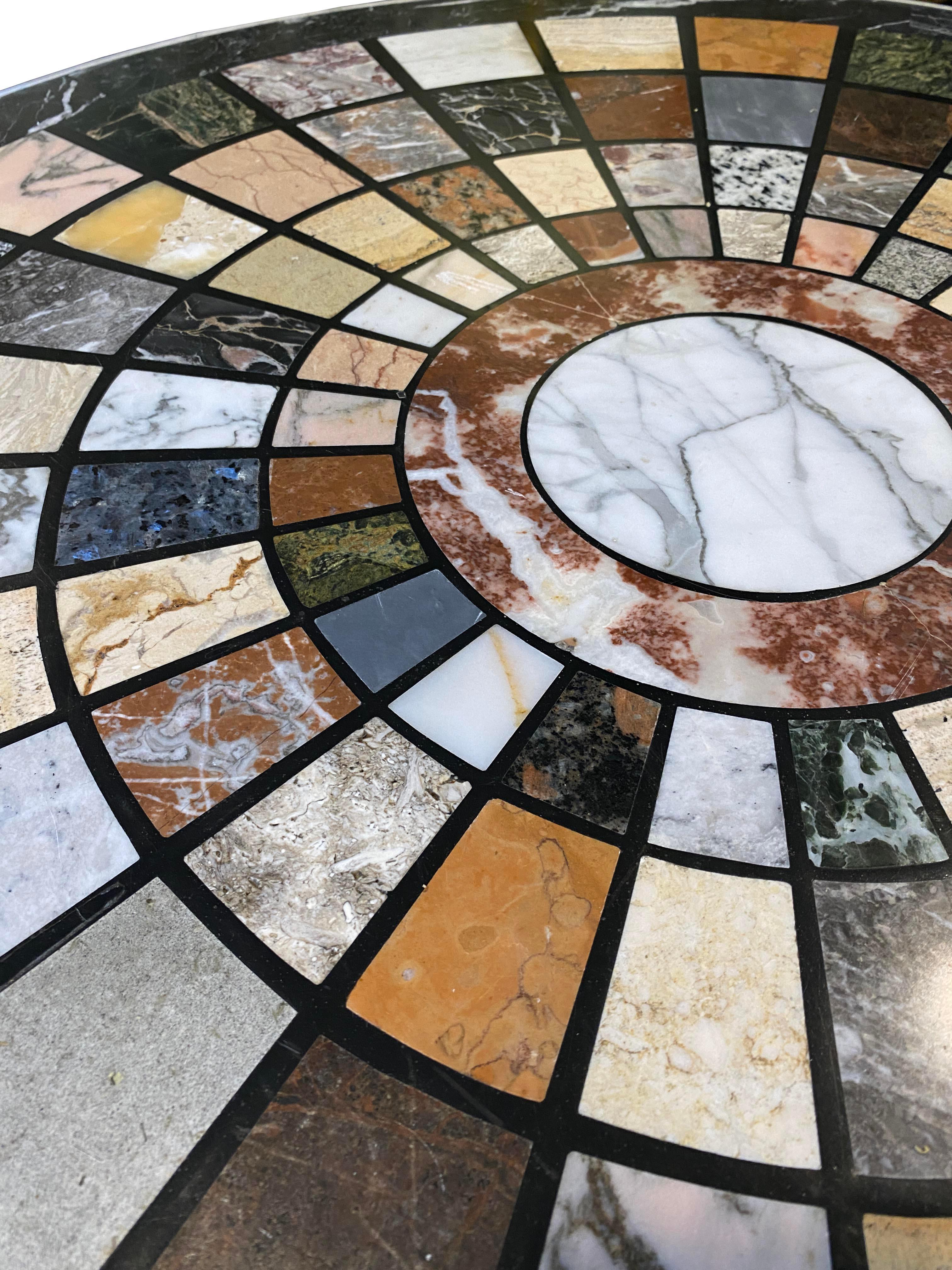 Métal Table centrale pour spécimens en marbre, unique en son genre, avec base en porte-à-faux en vente