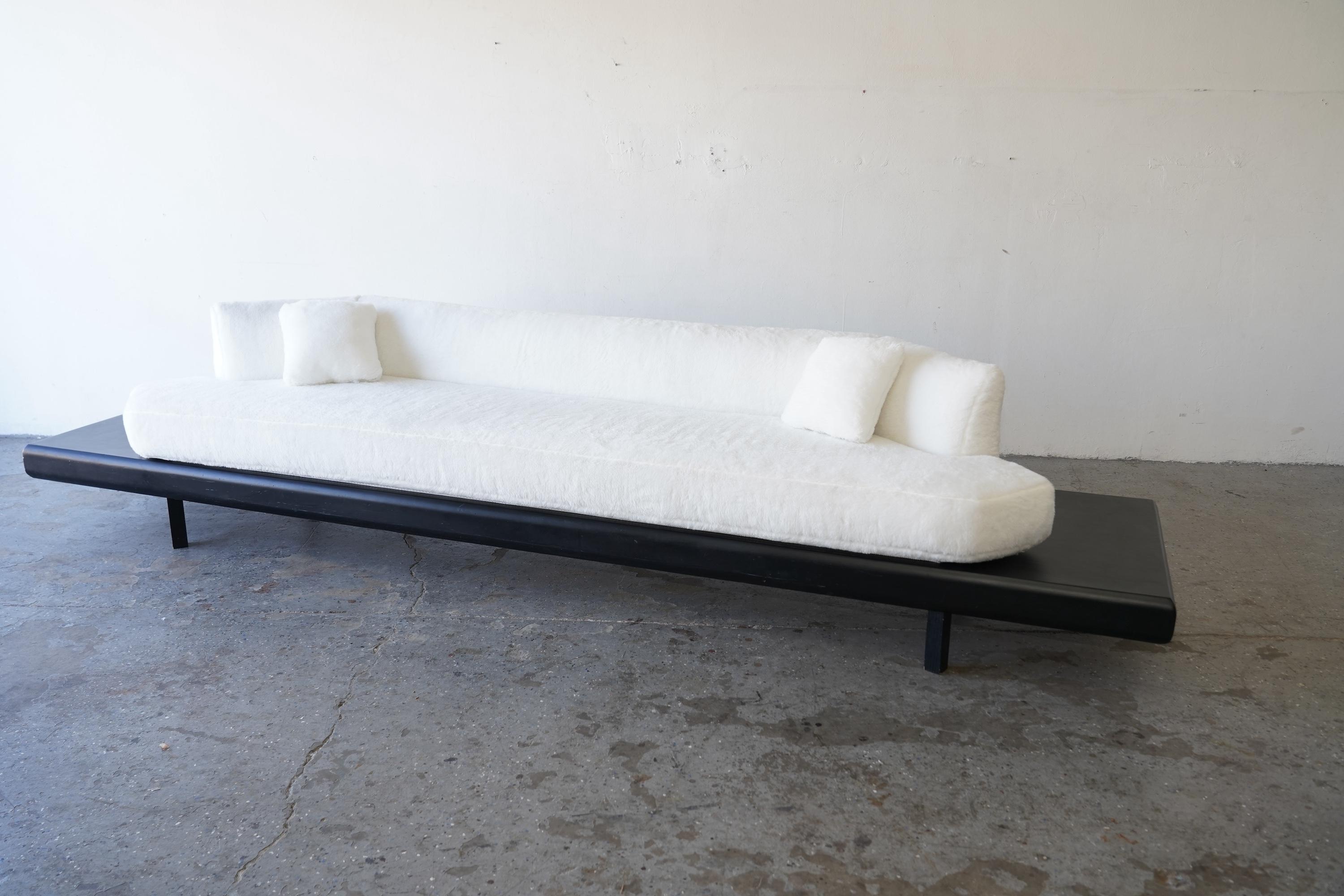 Un pezzo unico di metà secolo  1950's  Divano da 11 piedi in bianco e nero di Pearsall in vendita 3