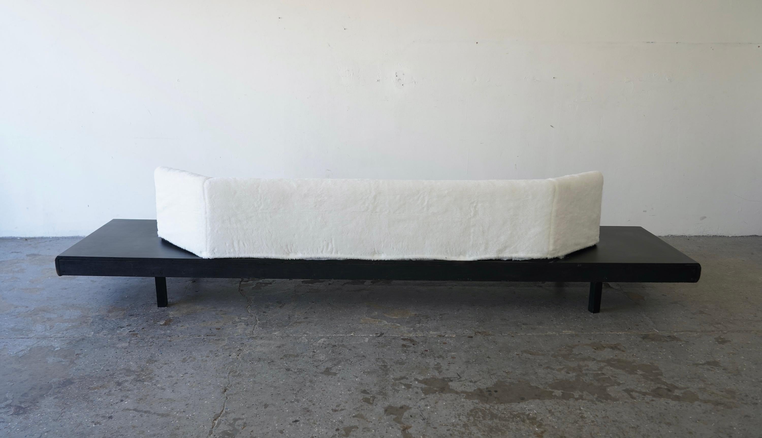 Un pezzo unico di metà secolo  1950's  Divano da 11 piedi in bianco e nero di Pearsall in vendita 8