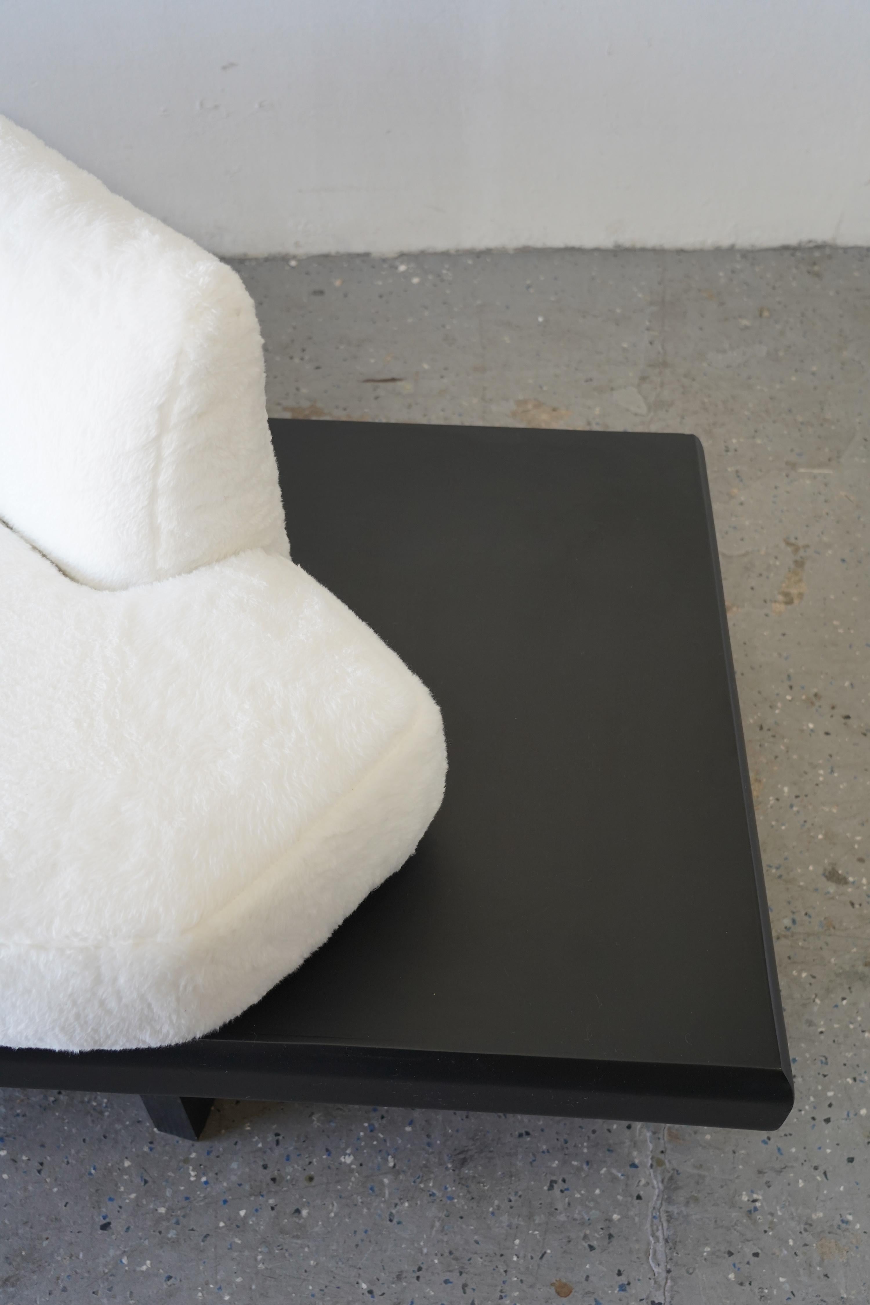 Mid-Century moderno Un pezzo unico di metà secolo  1950's  Divano da 11 piedi in bianco e nero di Pearsall in vendita