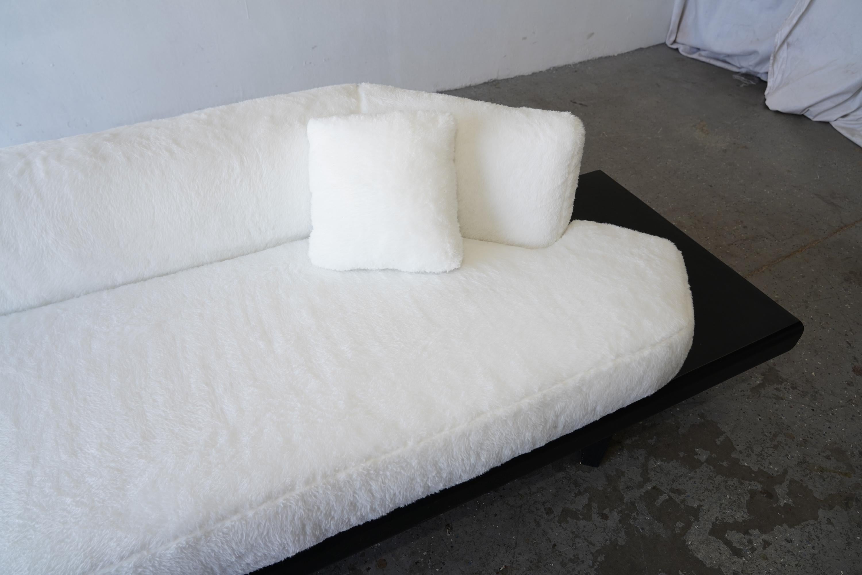 Metà XX secolo Un pezzo unico di metà secolo  1950's  Divano da 11 piedi in bianco e nero di Pearsall in vendita