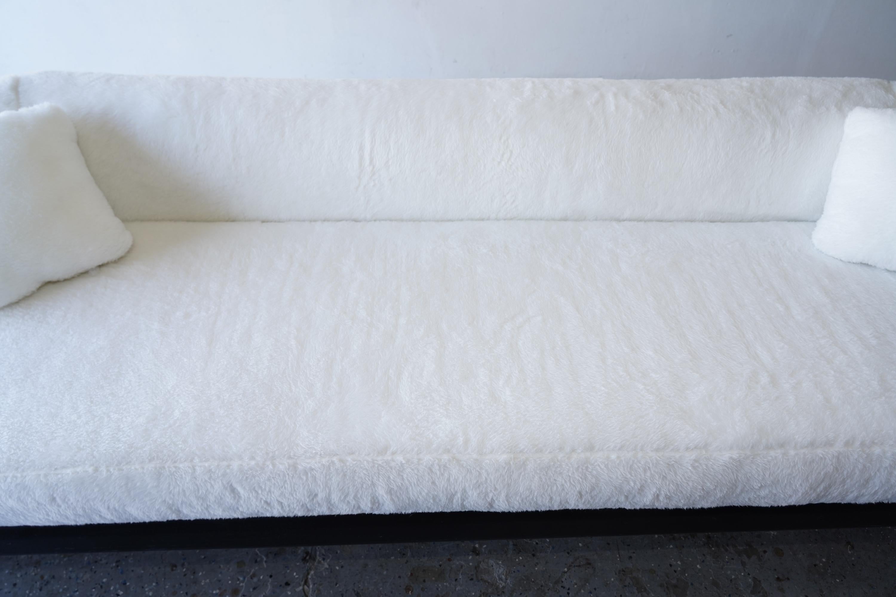 Un pezzo unico di metà secolo  1950's  Divano da 11 piedi in bianco e nero di Pearsall in vendita 2
